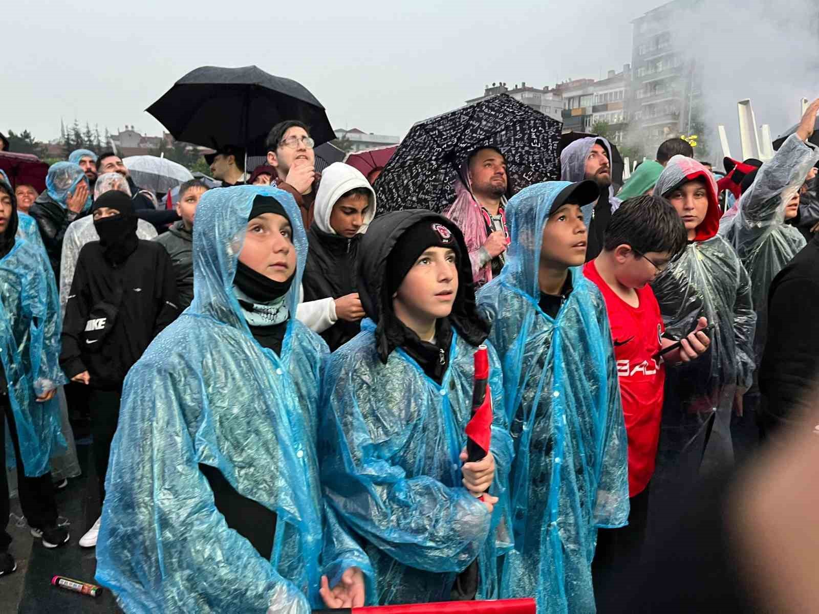 corum fk taraftarlari final macini yagmur altinda izledi 4 XrdIP1zi