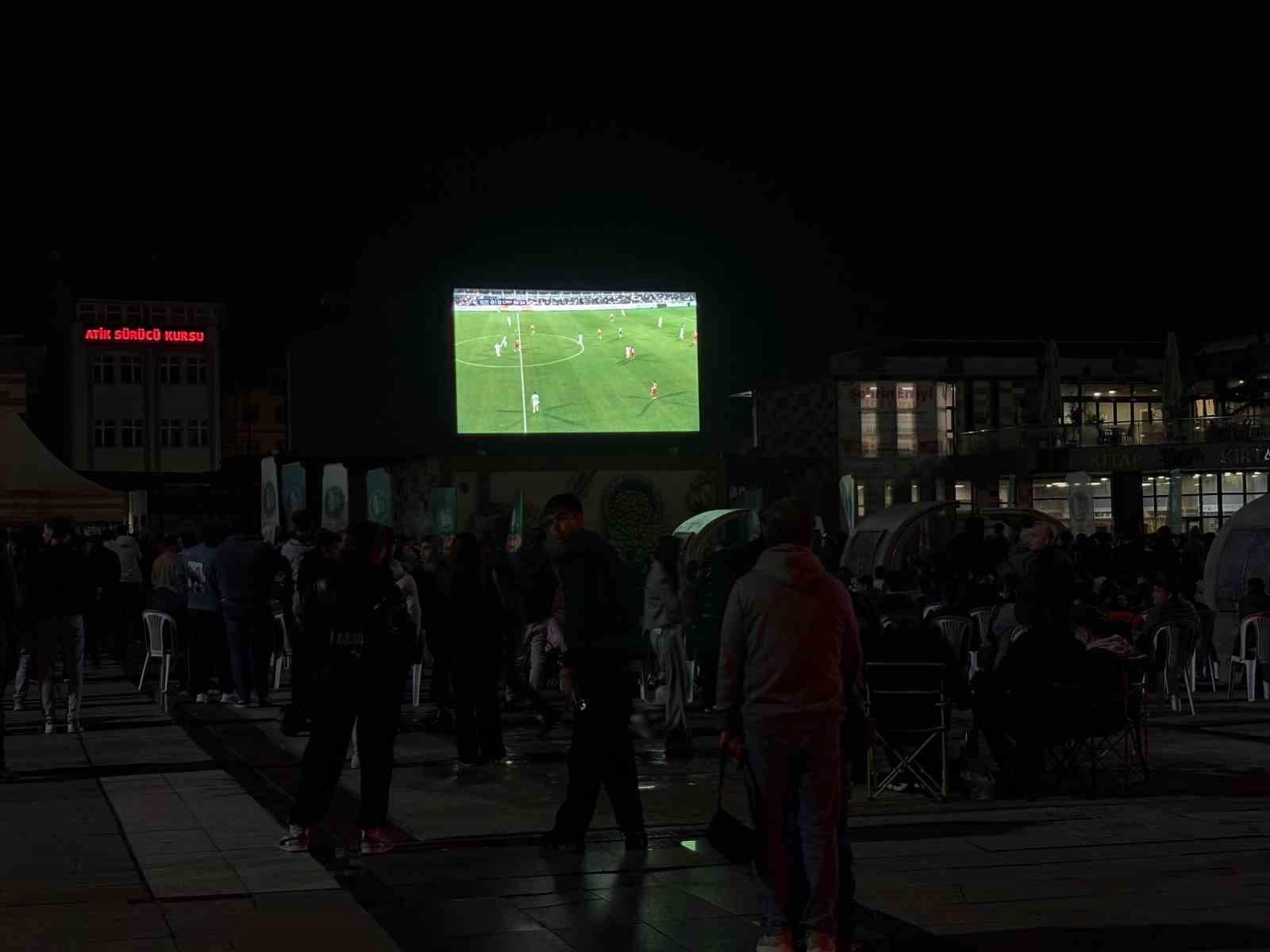 corum fk taraftarlari play off macini dev ekrandan izledi 6 9pWWkFjZ