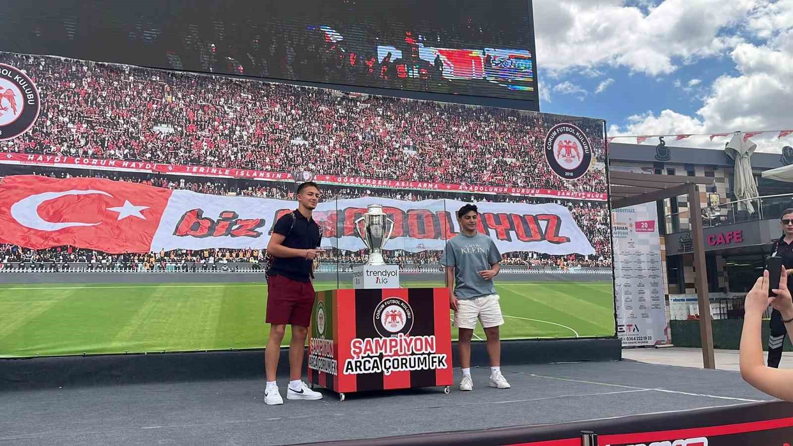 Çorum FK taraftarları şampiyonluk kupasıyla buluştu 6 corum fk taraftarlari sampiyonluk kupasiyla bulustu 2 wID1cgMc
