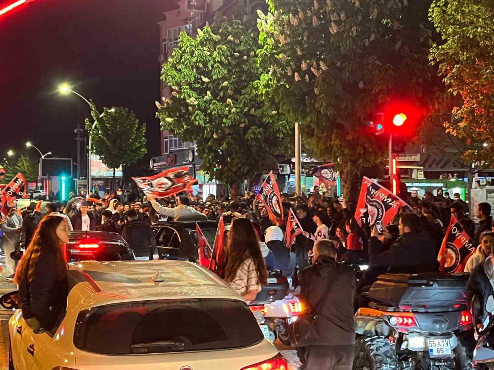 Çorum FK taraftarları yarı final galibiyetini coşkuyla kutladı 6 corum fk taraftarlari yari final galibiyetini coskuyla kutladi 2 IUpFUgrV