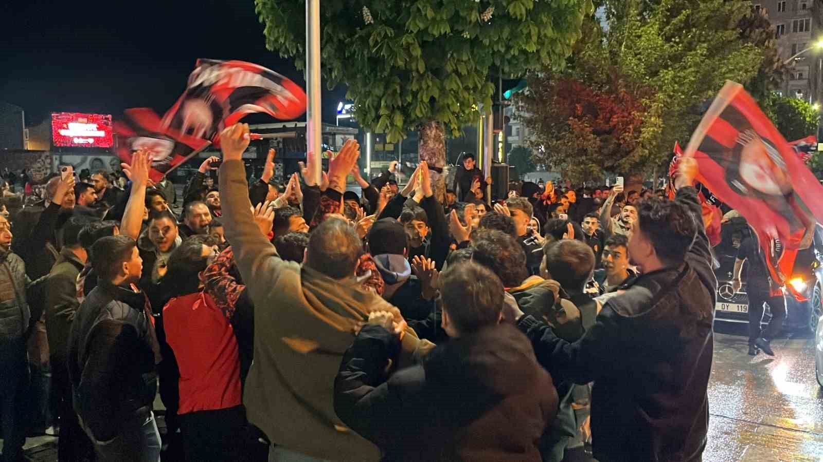 Çorum FK taraftarları yarı final galibiyetini coşkuyla kutladı 8 corum fk taraftarlari yari final galibiyetini coskuyla kutladi 4 4RFl1pni