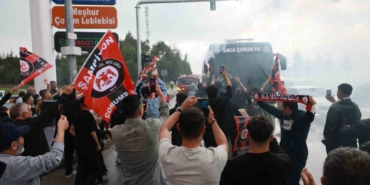 corum-fkda-super-lig-coskusu-tarihi-zaferin-ardindan-takim-kafilesine-gorkemli-karsilama-x5jcHOvB.jpg