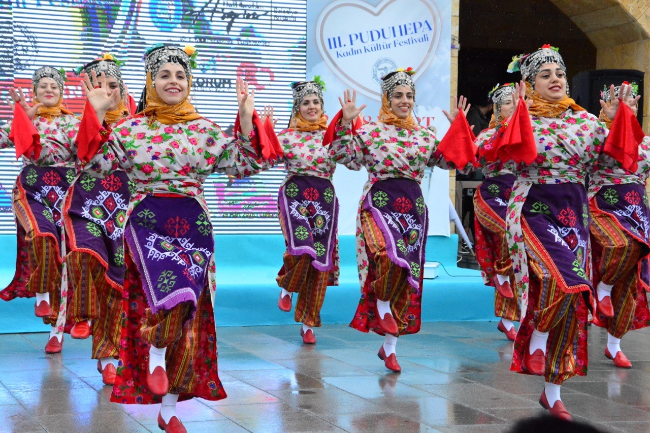 Çorum’da 3. Puduhepa Kadın Kültür Festivali başladı 4 corumda 3 puduhepa kadin kultur festivali basladi 0 5sqwr3e1