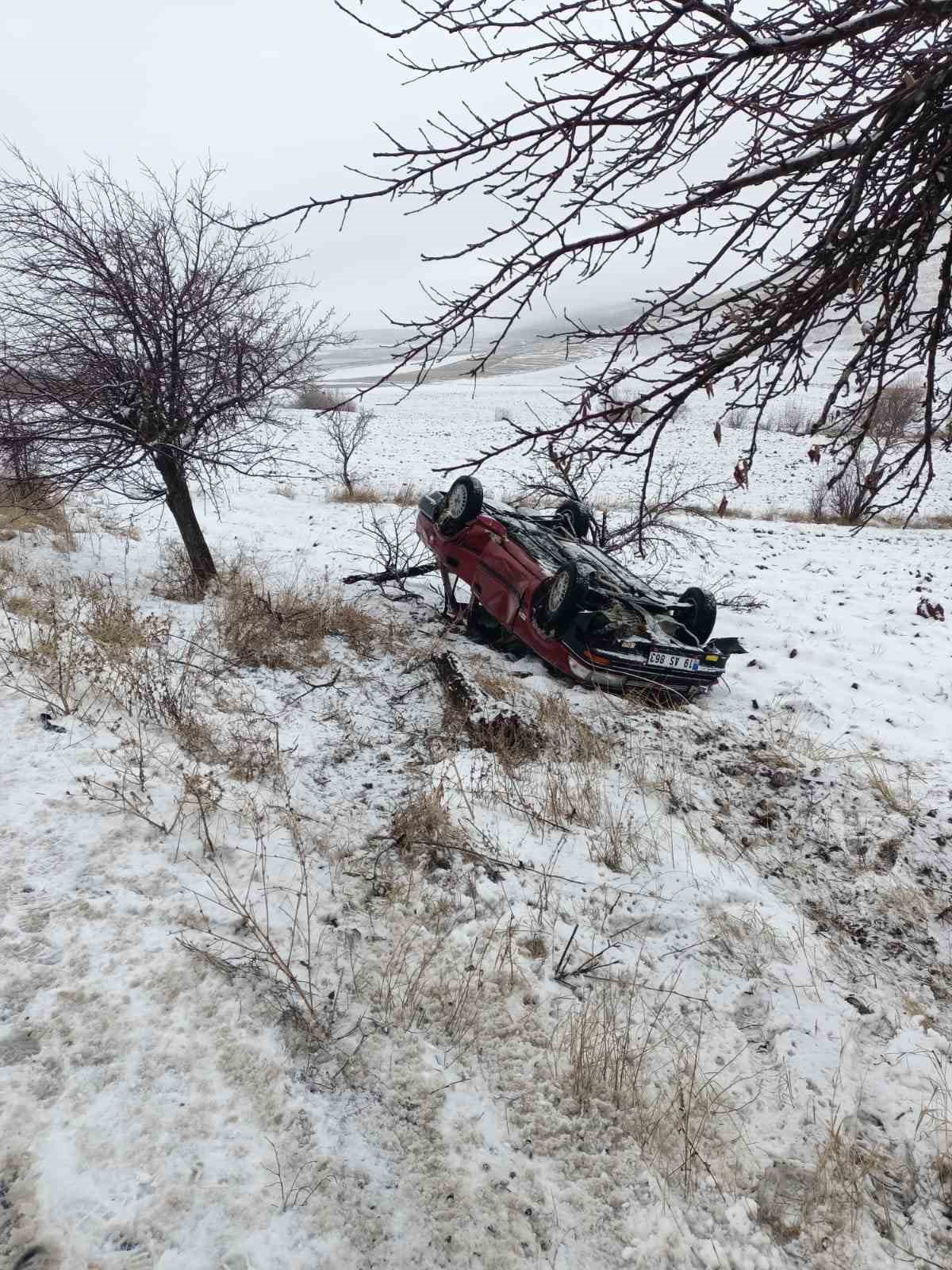 Çorum’da ağaca çarpan otomobil takla attı: 4 yaralı 4 corumda agaca carpan otomobil takla atti 4 yarali 0 pbBTw6bV
