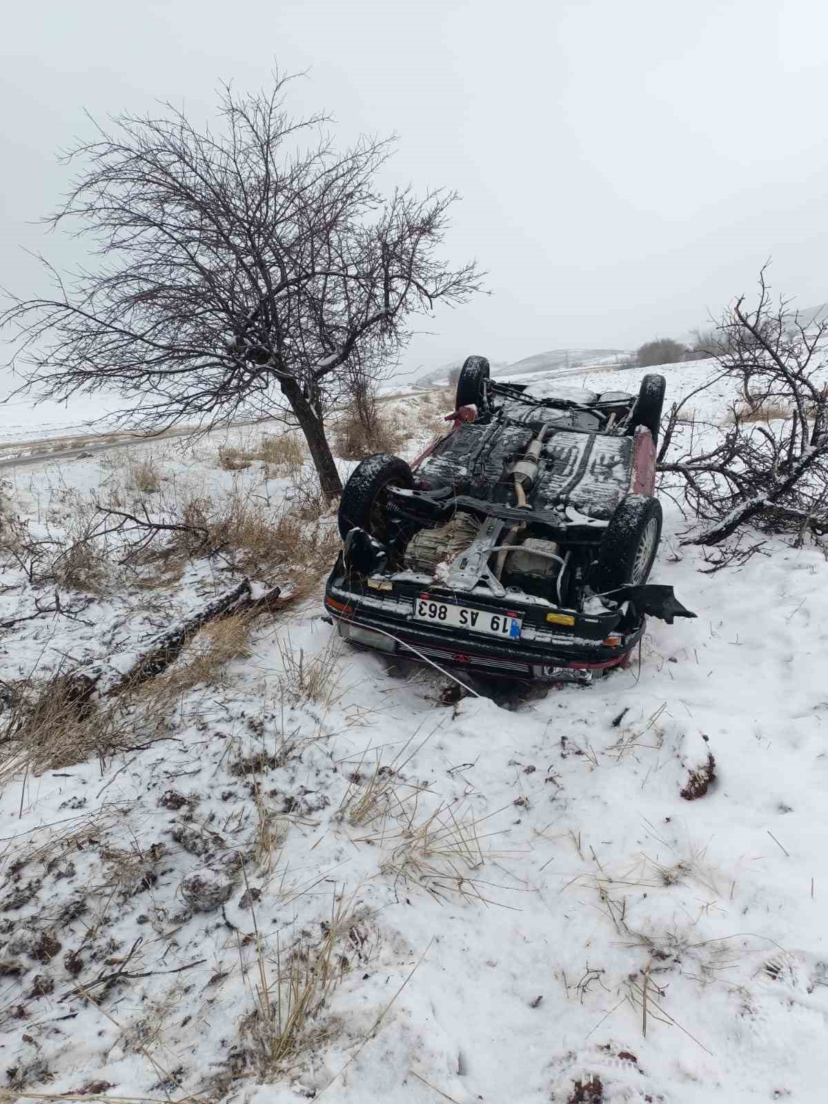 Çorum’da ağaca çarpan otomobil takla attı: 4 yaralı 5 corumda agaca carpan otomobil takla atti 4 yarali 1 nzCu82Yl