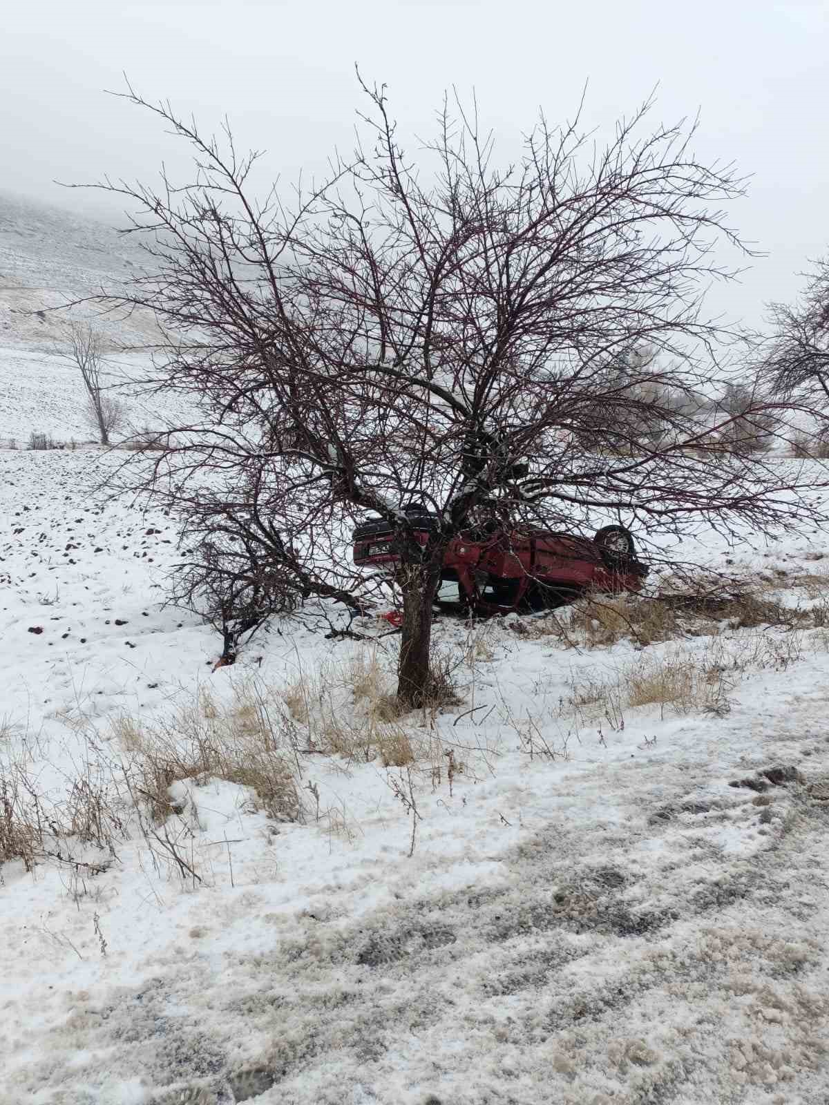 Çorum’da ağaca çarpan otomobil takla attı: 4 yaralı 6 corumda agaca carpan otomobil takla atti 4 yarali 2