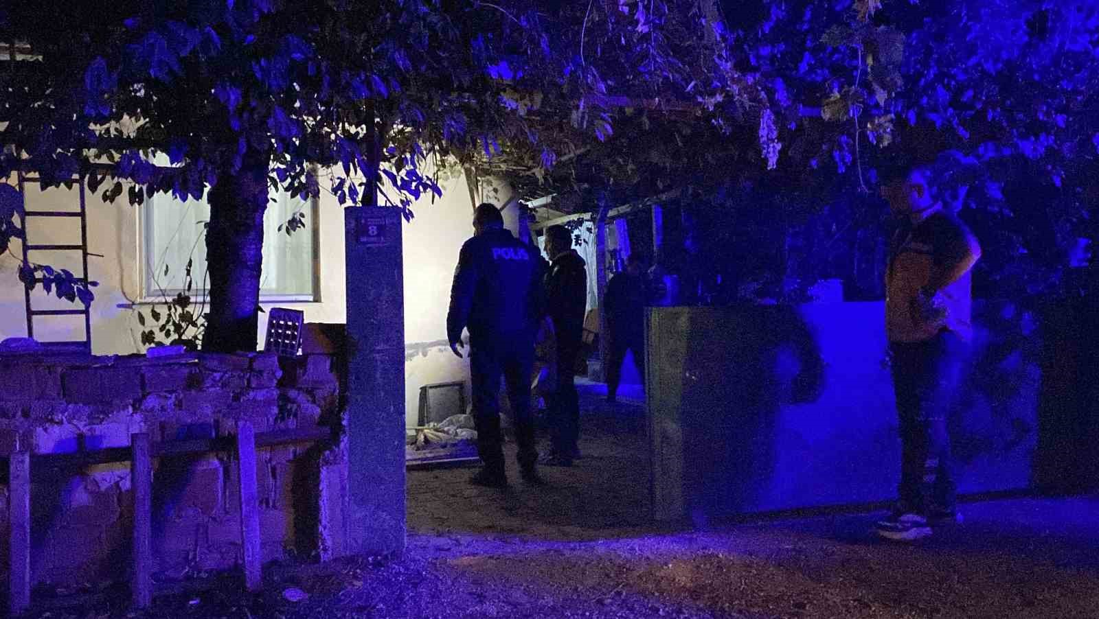 Çorum’da aile faciası: Oğlu tarafından tüfekle vurulan baba hayatını kaybetti 1 corumda aile faciasi oglu tarafindan tufekle vurulan baba hayatini kaybetti 0 eHwyVl88