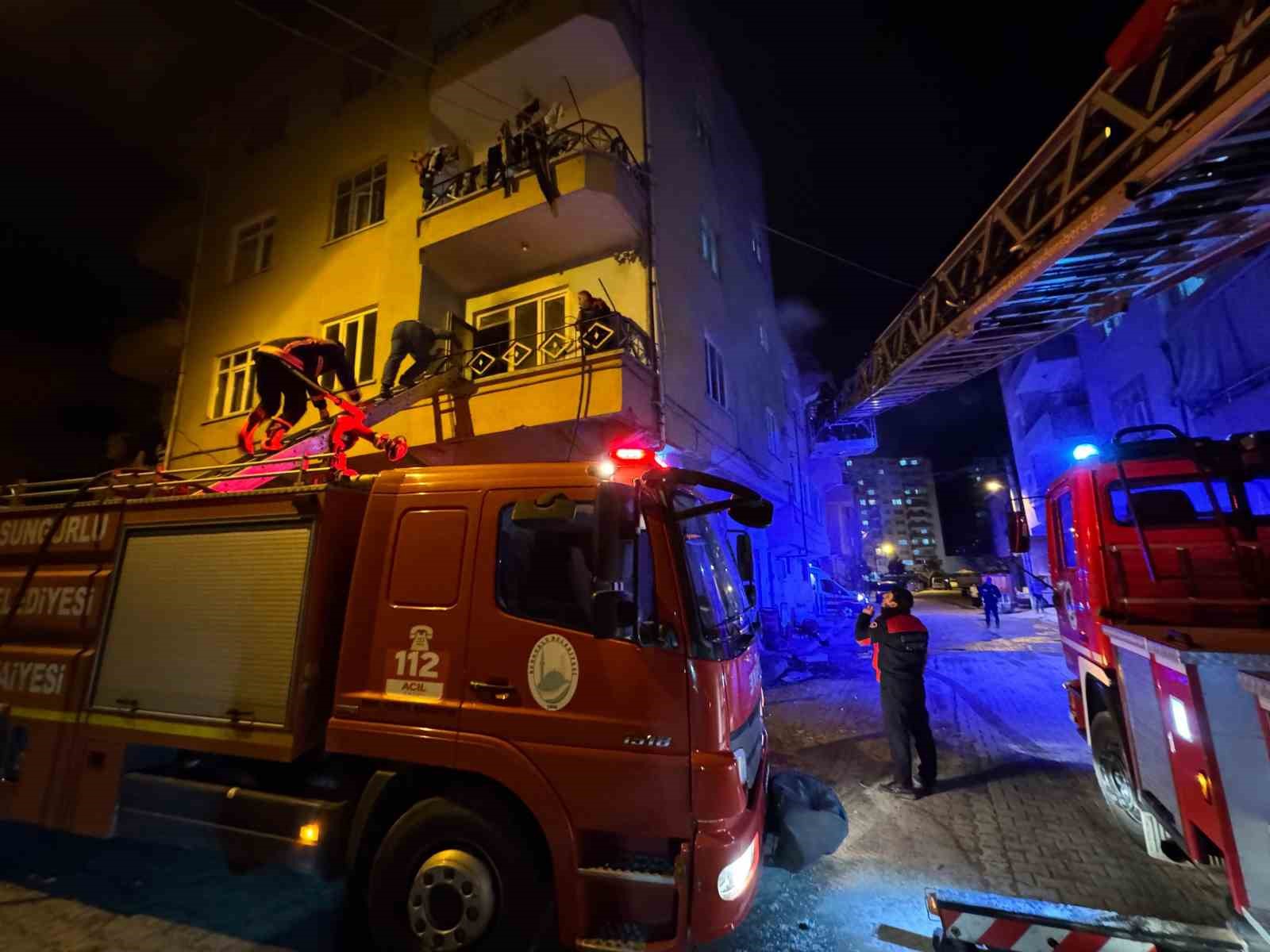corumda apartmanda cikan yanginda 10 kisi dumandan etkilendi 3 lQnKYj7Y