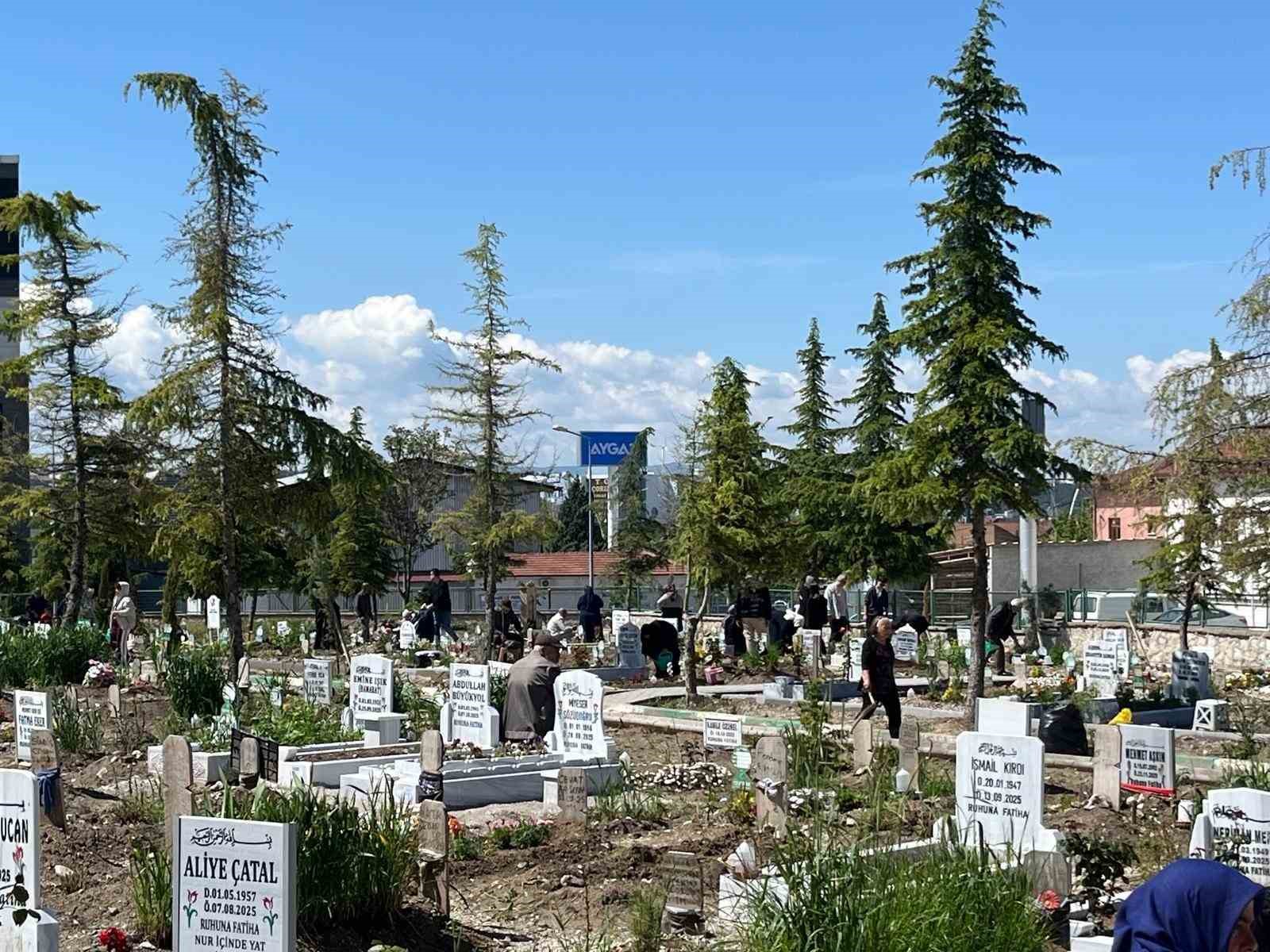 corumda arefe gunu mezarliklar ziyaretcilerle doldu 0 PKm333RY