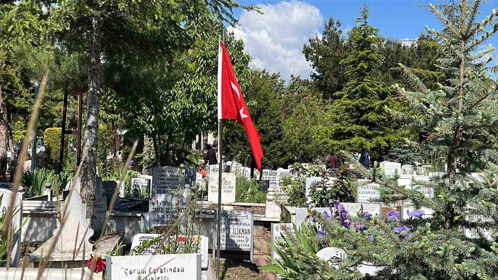 corumda arefe gunu mezarliklar ziyaretcilerle doldu 12 ULQRAUh3