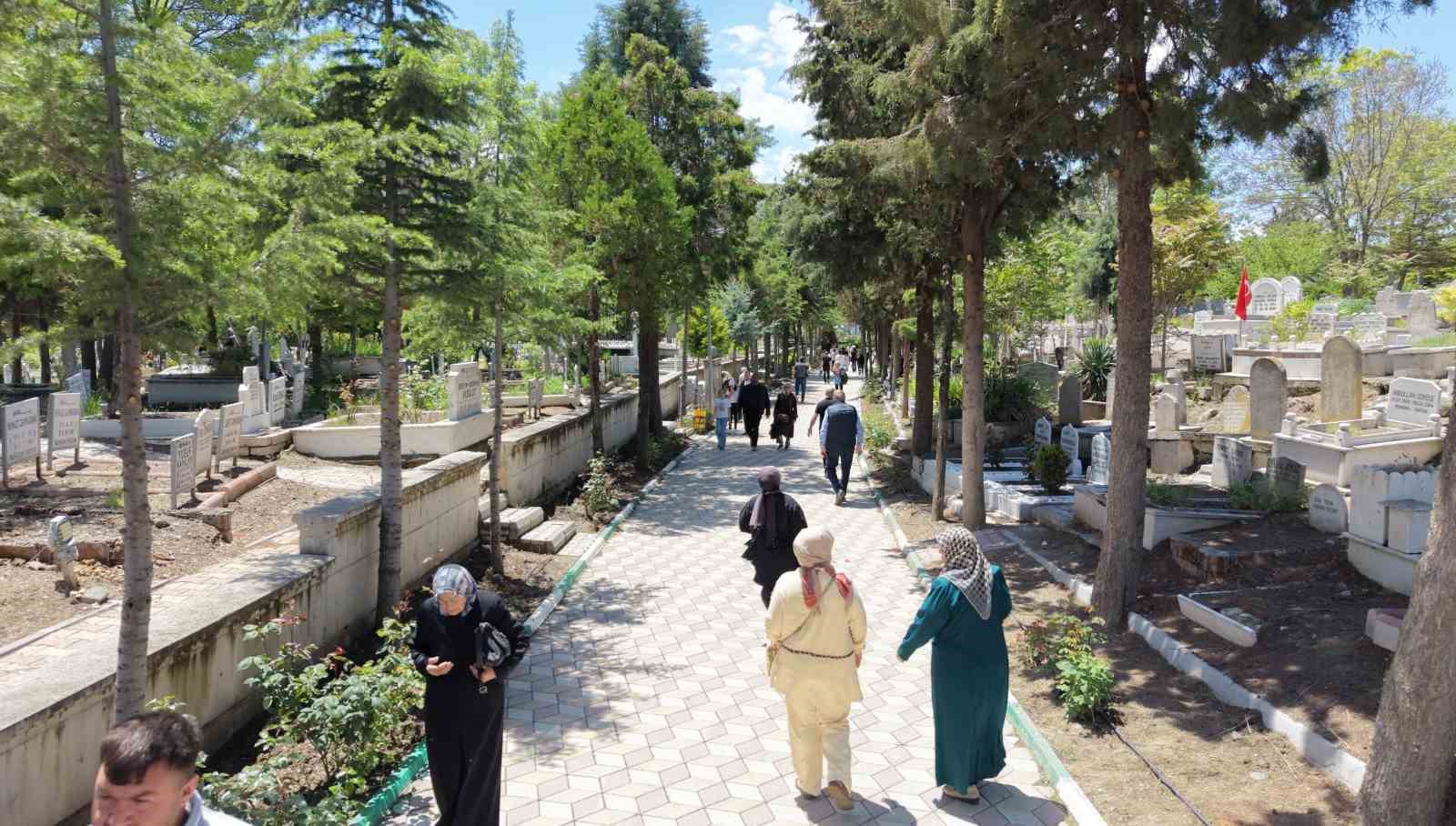corumda arefe gunu mezarliklar ziyaretcilerle doldu 2