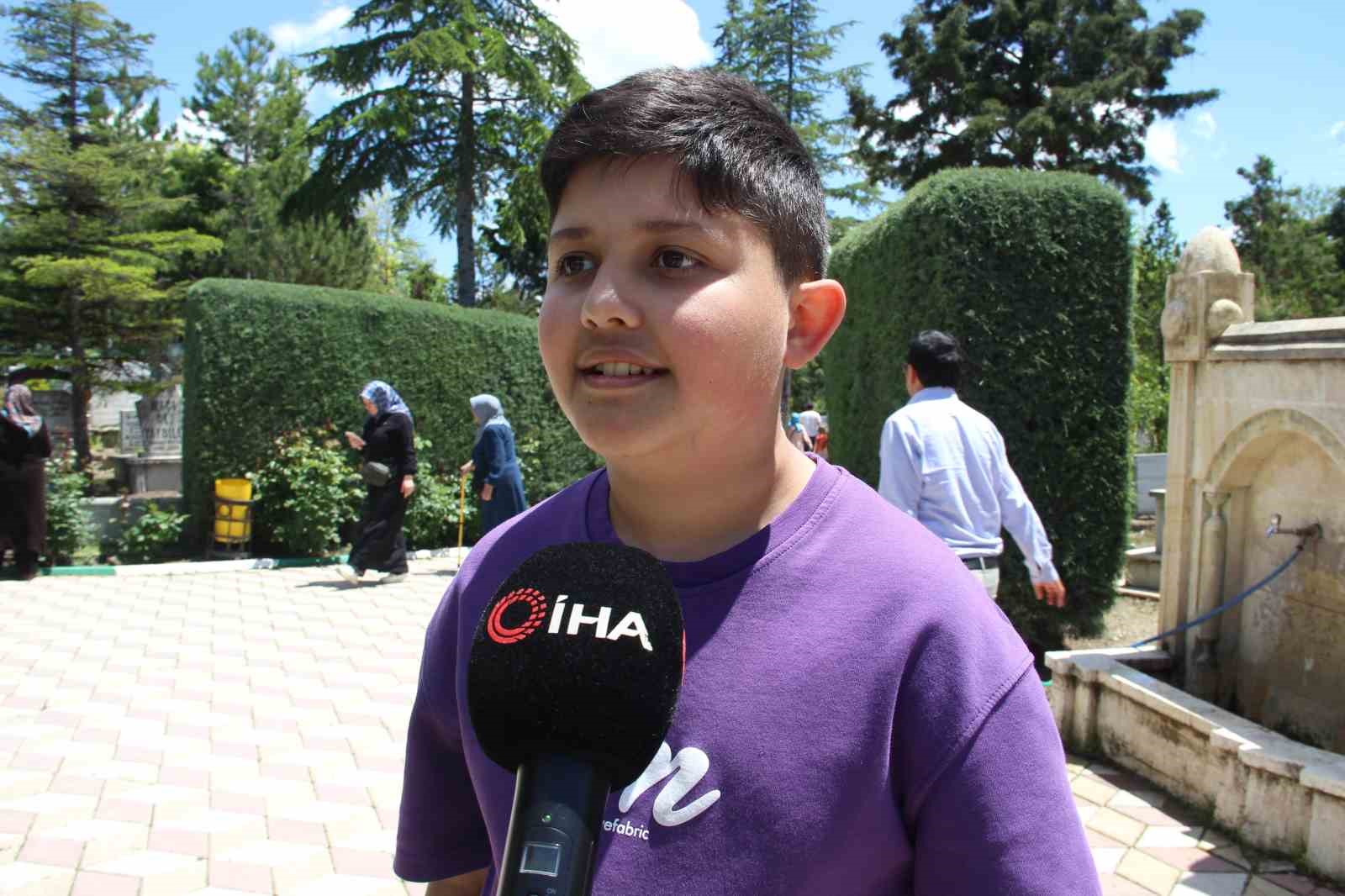 corumda arefe gunu mezarliklar ziyaretcilerle doldu 4 367OSX6X