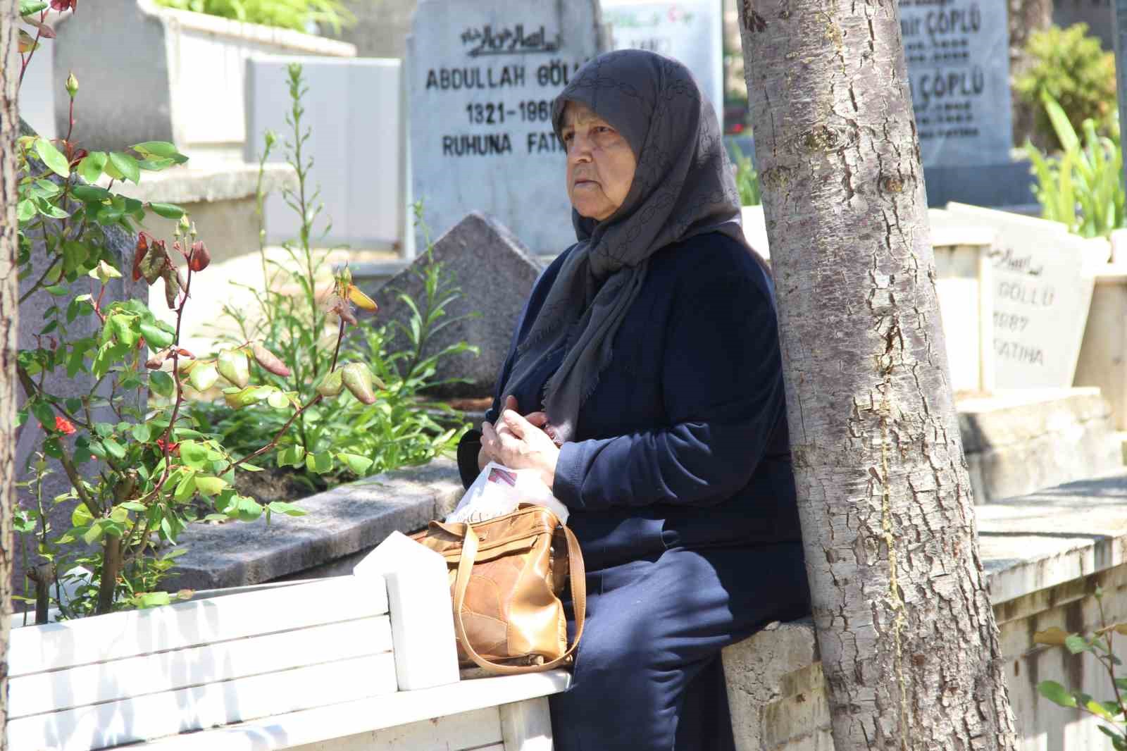 corumda arefe gunu mezarliklar ziyaretcilerle doldu 5 qyUBMNkf