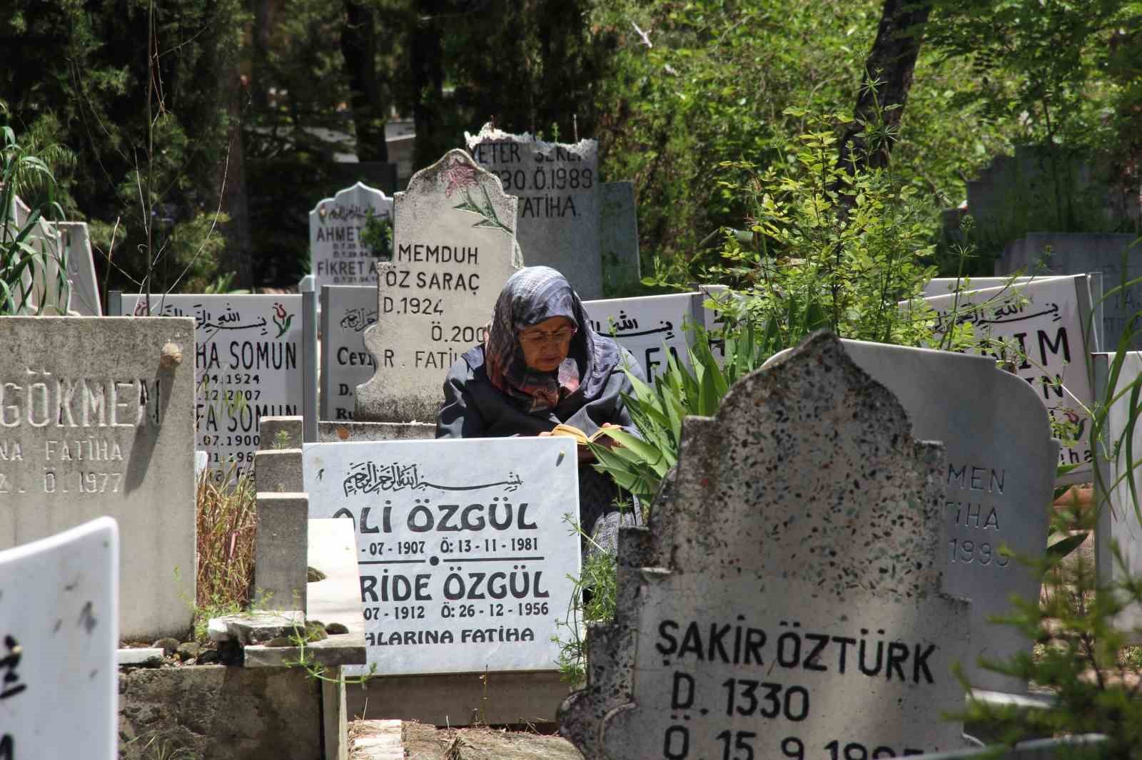 corumda arefe gunu mezarliklar ziyaretcilerle doldu 7