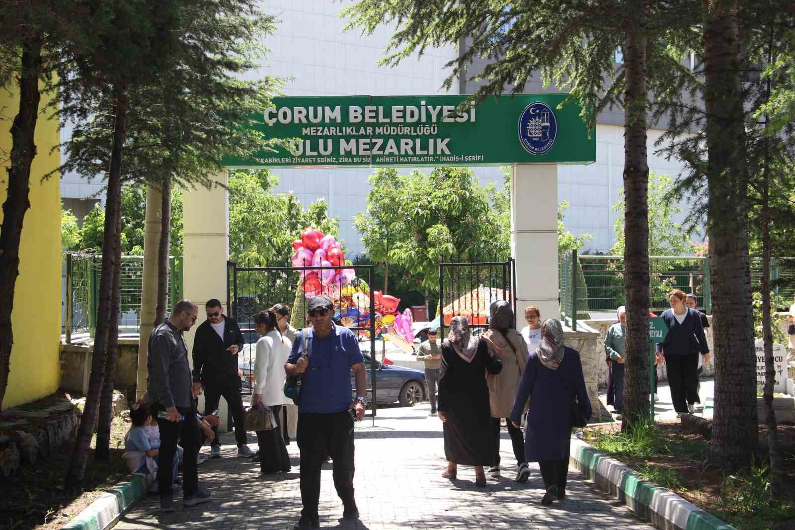 corumda arefe gunu mezarliklar ziyaretcilerle doldu 9 h4qzQrlT