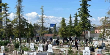 corumda-arefe-gunu-mezarliklar-ziyaretcilerle-doldu-s5Aih4ZR.jpg