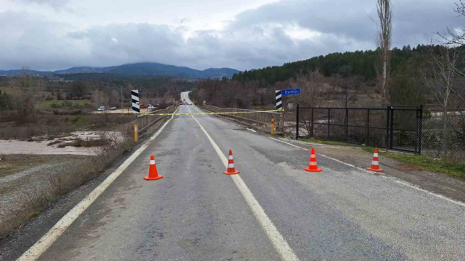 Çorum’da ayağı yıkılan köprü ulaşıma kapatıldı 7 corumda ayagi yikilan kopru ulasima kapatildi 3 3Kq5updb
