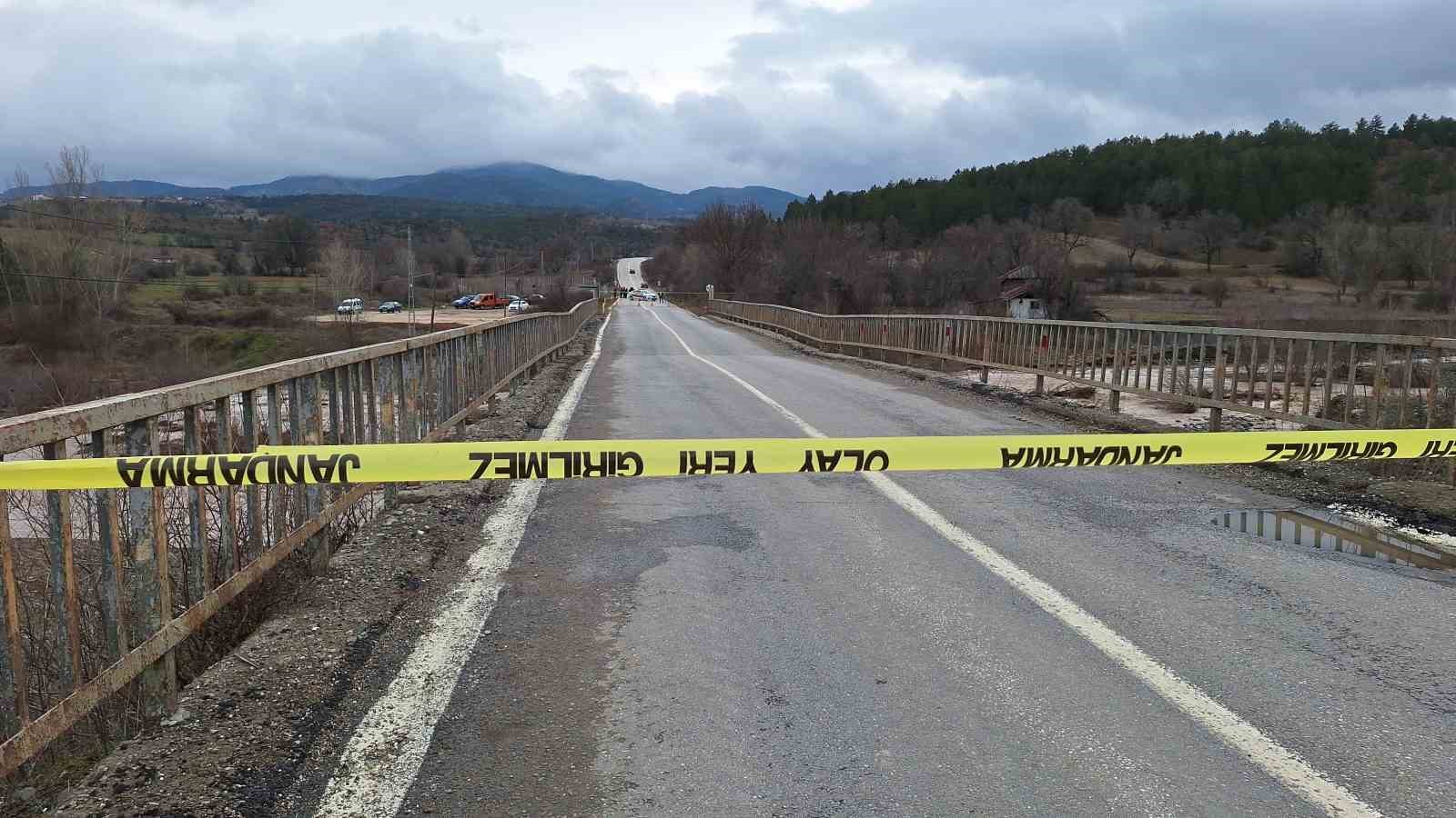 Çorum’da ayağı yıkılan köprü ulaşıma kapatıldı 8 corumda ayagi yikilan kopru ulasima kapatildi 4 n7MKIZPD