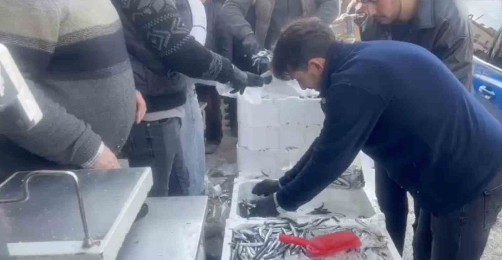 corumda balikci baba ve oglu 100 kasa ucretsiz balik dagitti 1 2HT1glEh