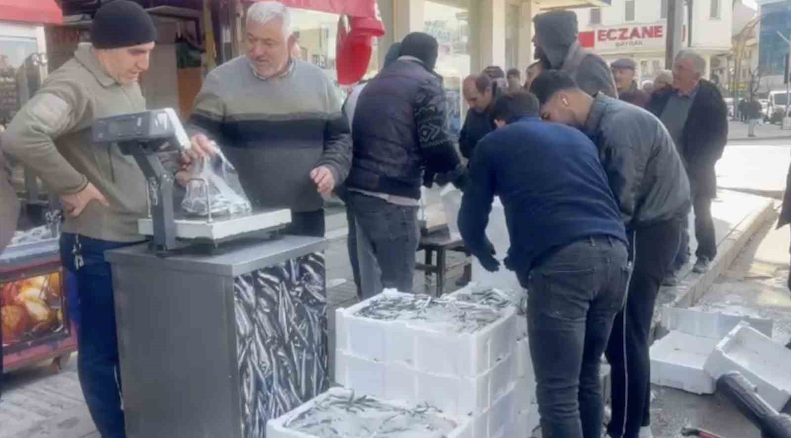 corumda balikci baba ve oglu 100 kasa ucretsiz balik dagitti 2 VMnpqmNF
