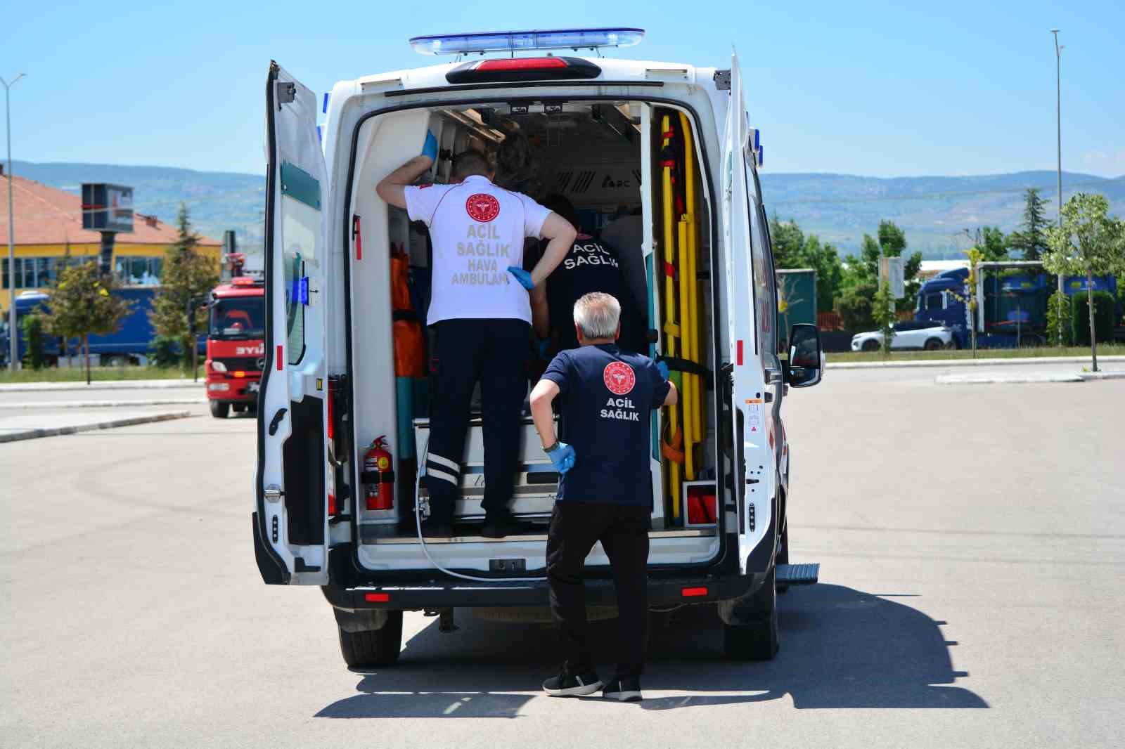 Çorum’da balkondan düşen çocuk ağır yaralandı, ambulans helikopterle Ankara’ya sevk edildi 6 corumda balkondan dusen cocuk agir yaralandi ambulans helikopterle ankaraya sevk edildi 2 rfTsDSIS