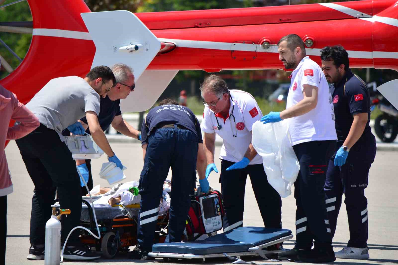 Çorum’da balkondan düşen çocuk ağır yaralandı, ambulans helikopterle Ankara’ya sevk edildi 7 corumda balkondan dusen cocuk agir yaralandi ambulans helikopterle ankaraya sevk edildi 3 iGsa3Es1