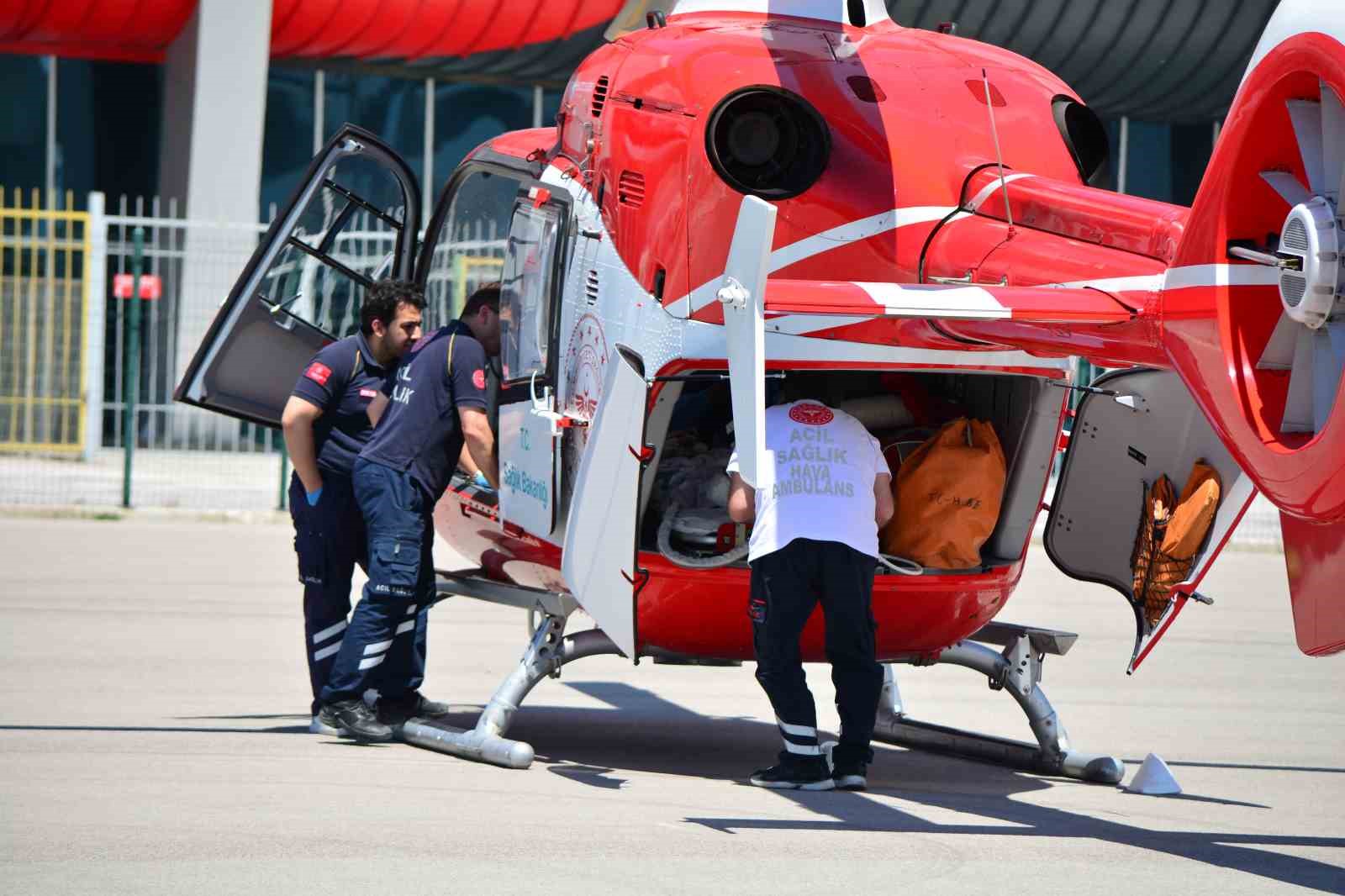 Çorum’da balkondan düşen çocuk ağır yaralandı, ambulans helikopterle Ankara’ya sevk edildi 8 corumda balkondan dusen cocuk agir yaralandi ambulans helikopterle ankaraya sevk edildi 4 jp8pmAdJ