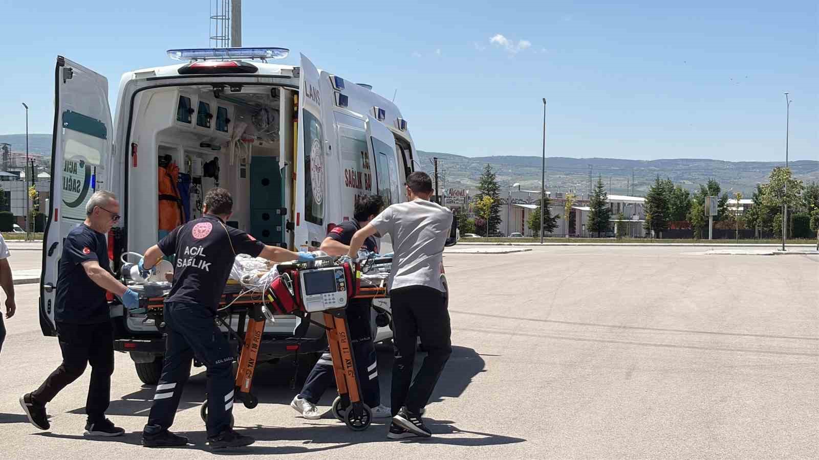 Çorum’da balkondan düşen çocuk ağır yaralandı, ambulans helikopterle Ankara’ya sevk edildi 9 corumda balkondan dusen cocuk agir yaralandi ambulans helikopterle ankaraya sevk edildi 5 Gq8333CR