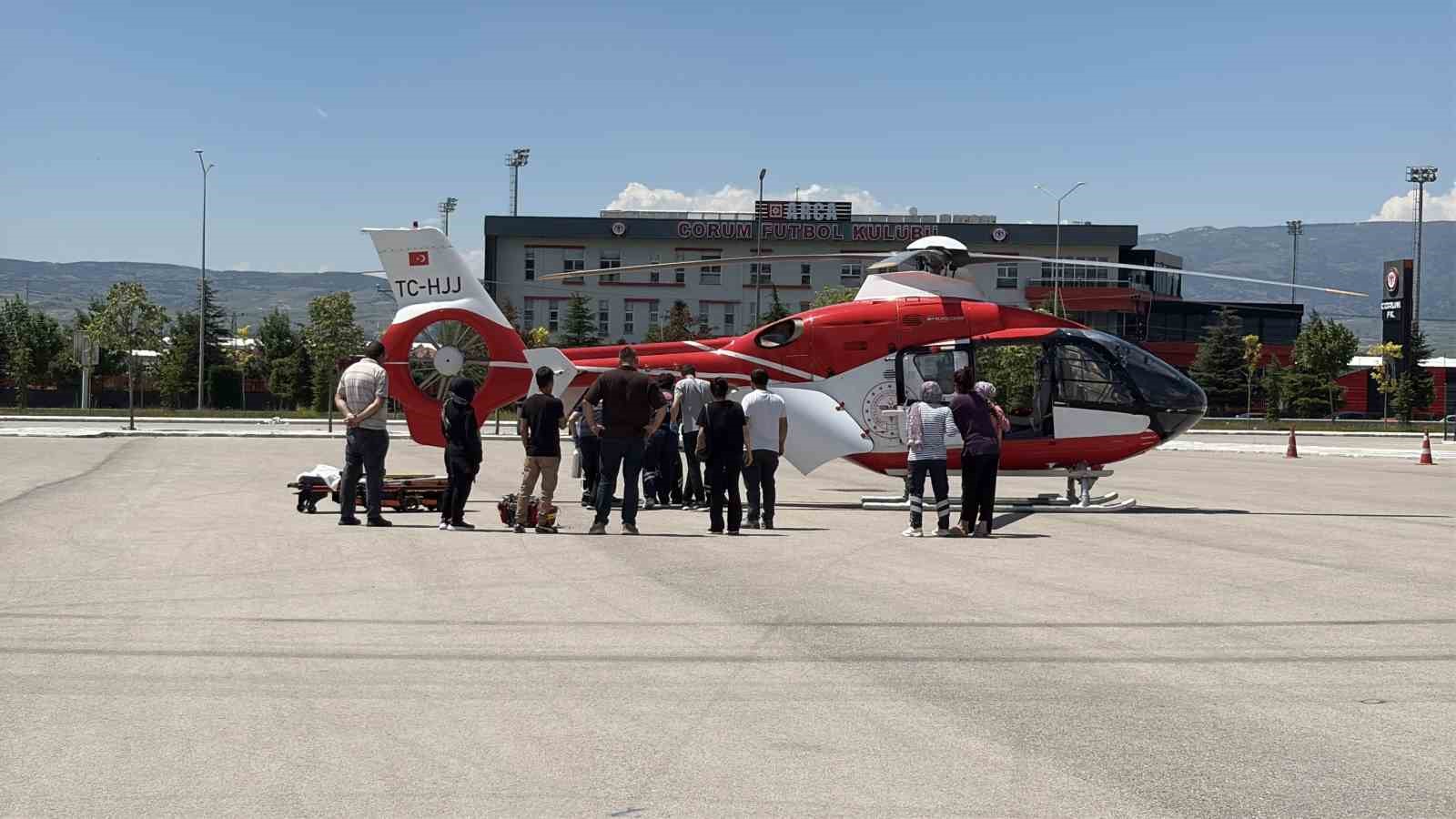 Çorum’da balkondan düşen çocuk ağır yaralandı, ambulans helikopterle Ankara’ya sevk edildi 10 corumda balkondan dusen cocuk agir yaralandi ambulans helikopterle ankaraya sevk edildi 6 CzCcrpgj