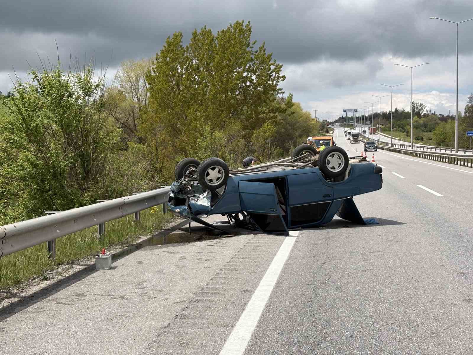 corumda bariyerlere carpan otomobil devrildi 1 yarali 0 ujgIdUVf