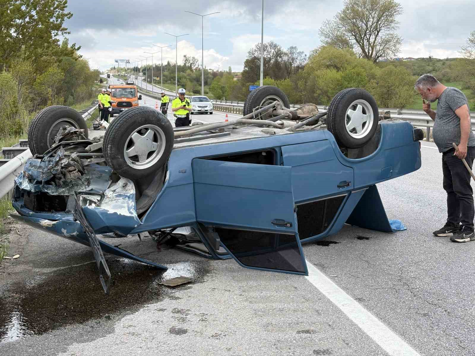 corumda bariyerlere carpan otomobil devrildi 1 yarali 1 3VtPmFna