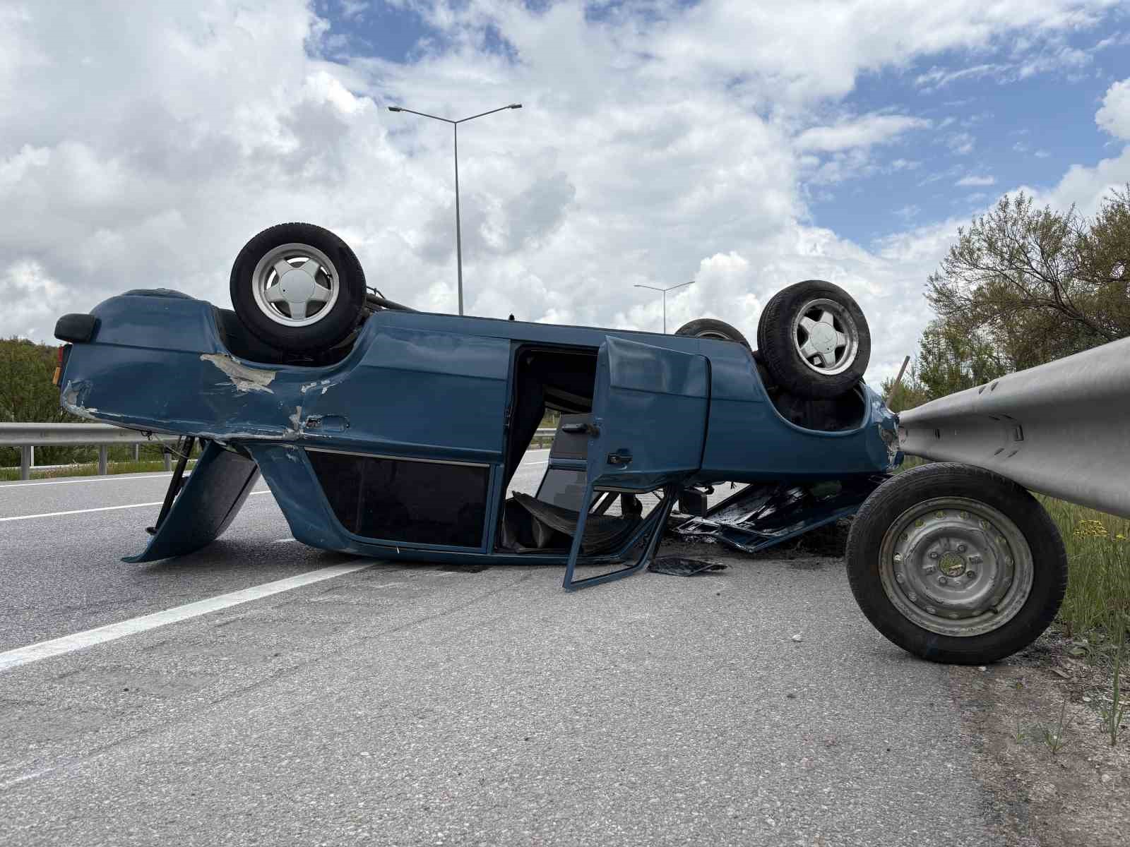 corumda bariyerlere carpan otomobil devrildi 1 yarali 3 II6pIXRt