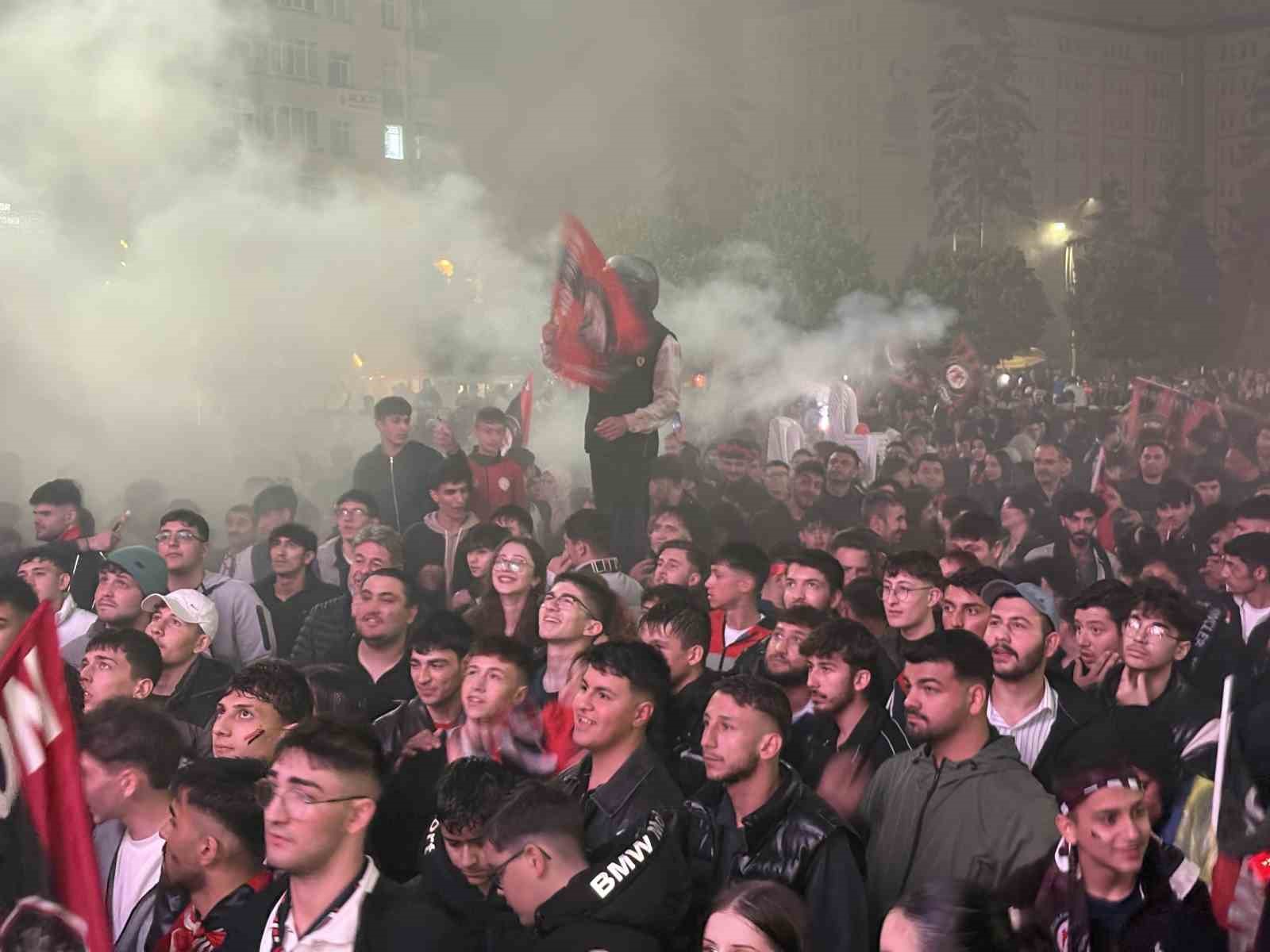 corumda binlerce vatandastan super lig sevinci 0 ty9OrfIl