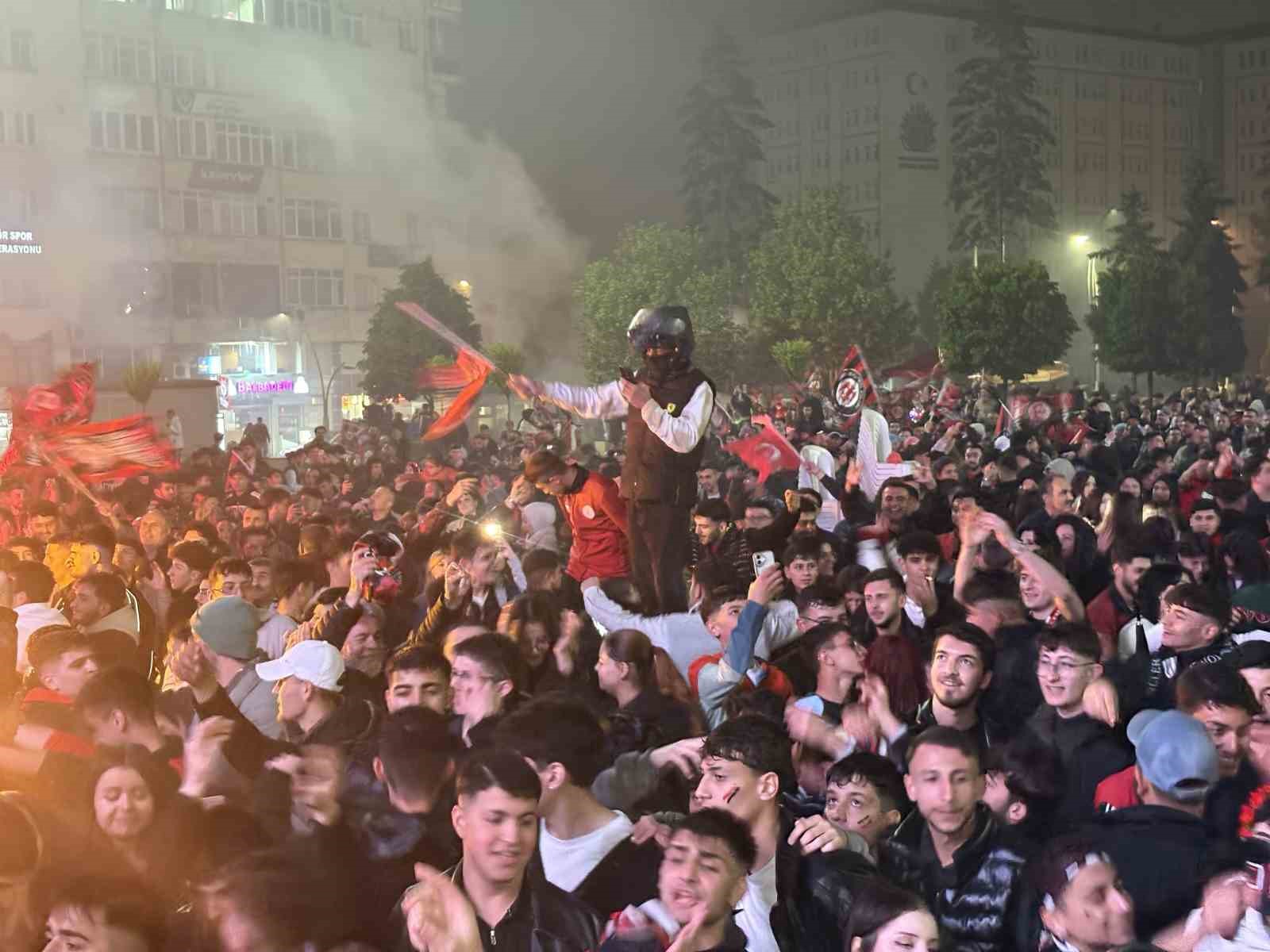 corumda binlerce vatandastan super lig sevinci 1 anHRkfjK