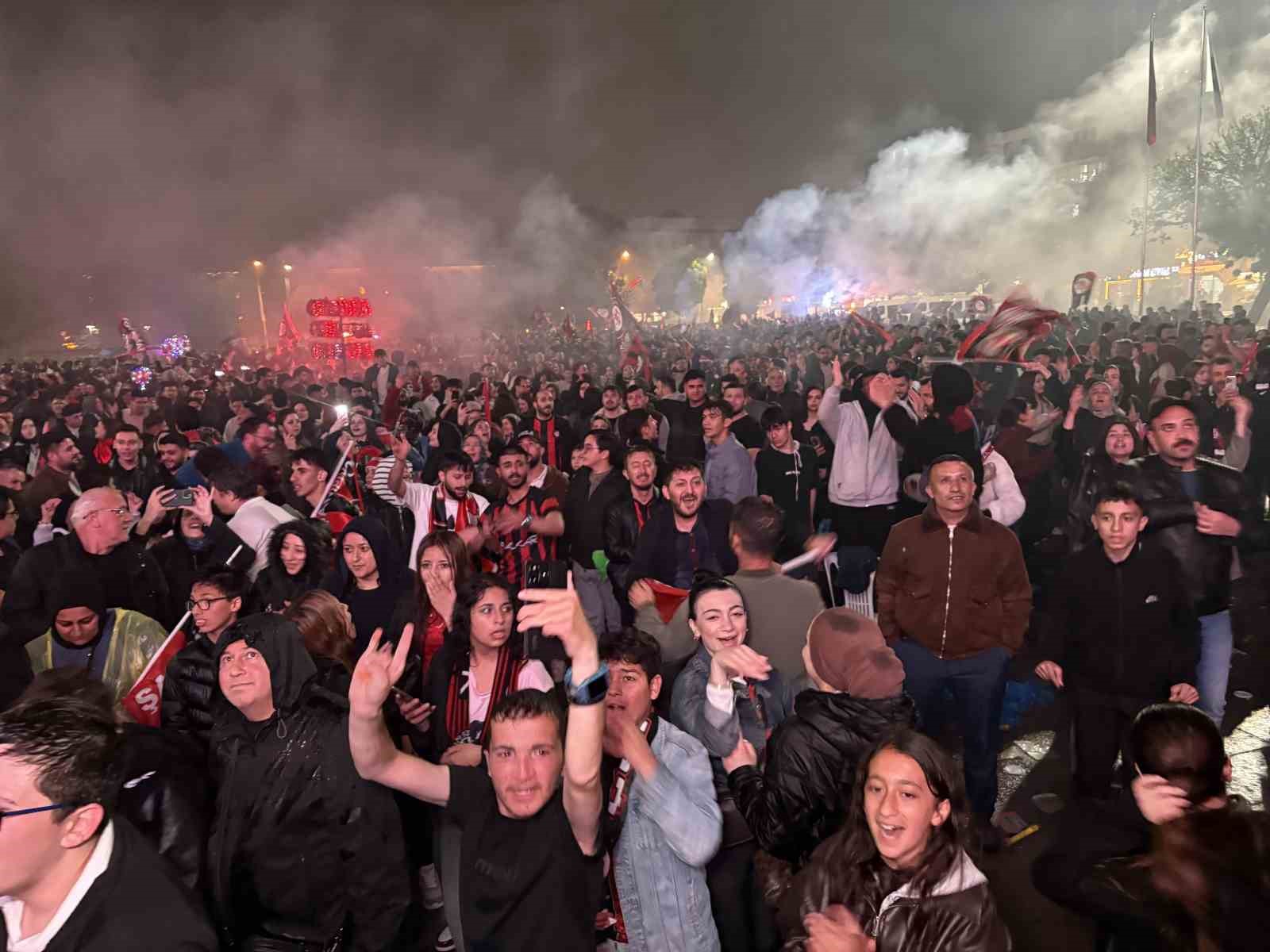 corumda binlerce vatandastan super lig sevinci 2 8FRYReN7