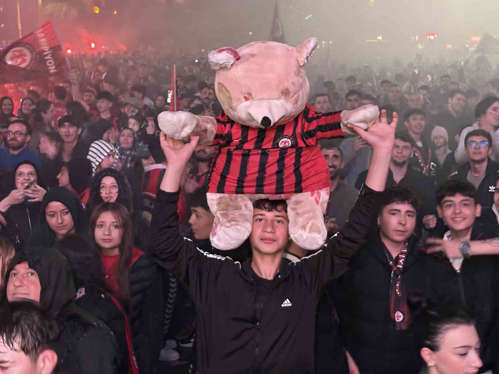 corumda binlerce vatandastan super lig sevinci 3