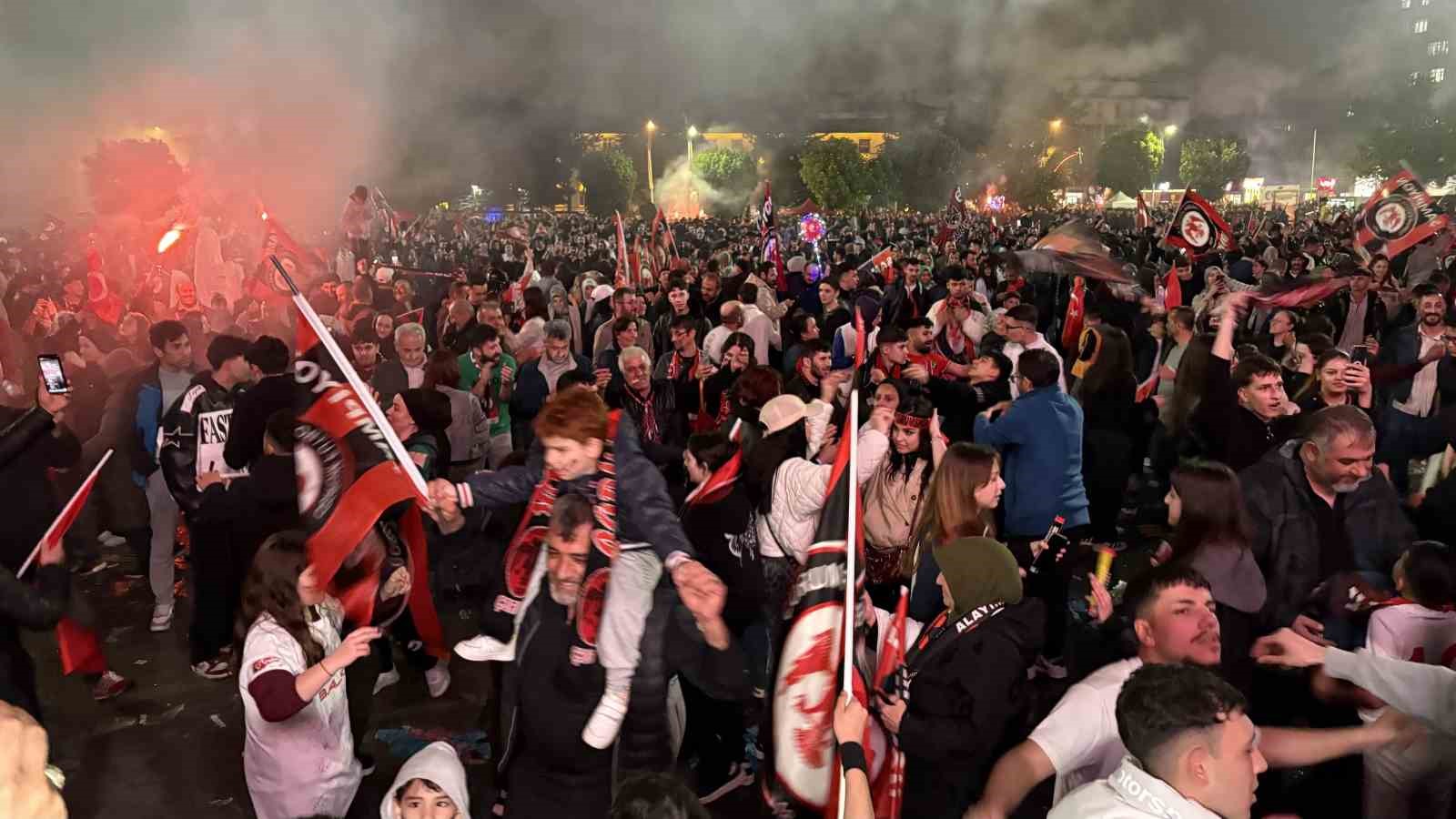 corumda binlerce vatandastan super lig sevinci 5 lsMwWDA2