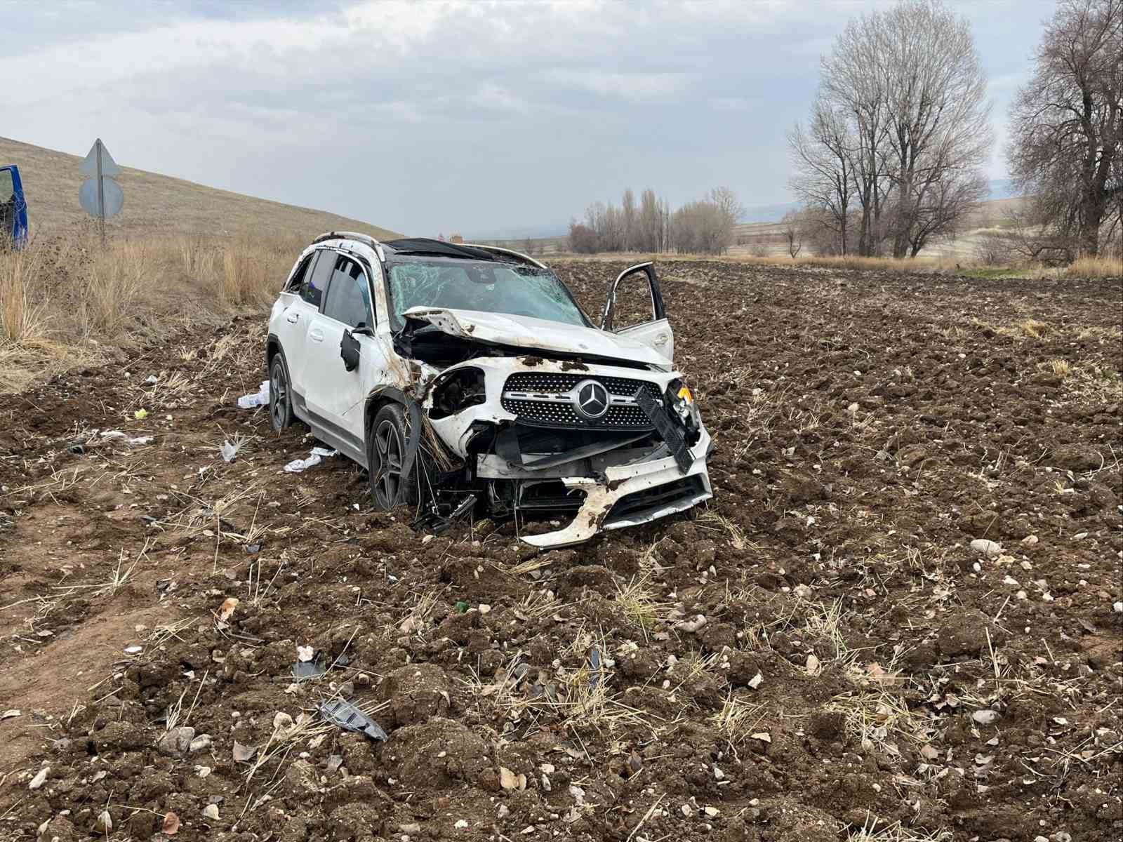 Çorum’da cip takla attı: 2 yaralı 5 corumda cip takla atti 2 yarali 1 fBhiBjBX