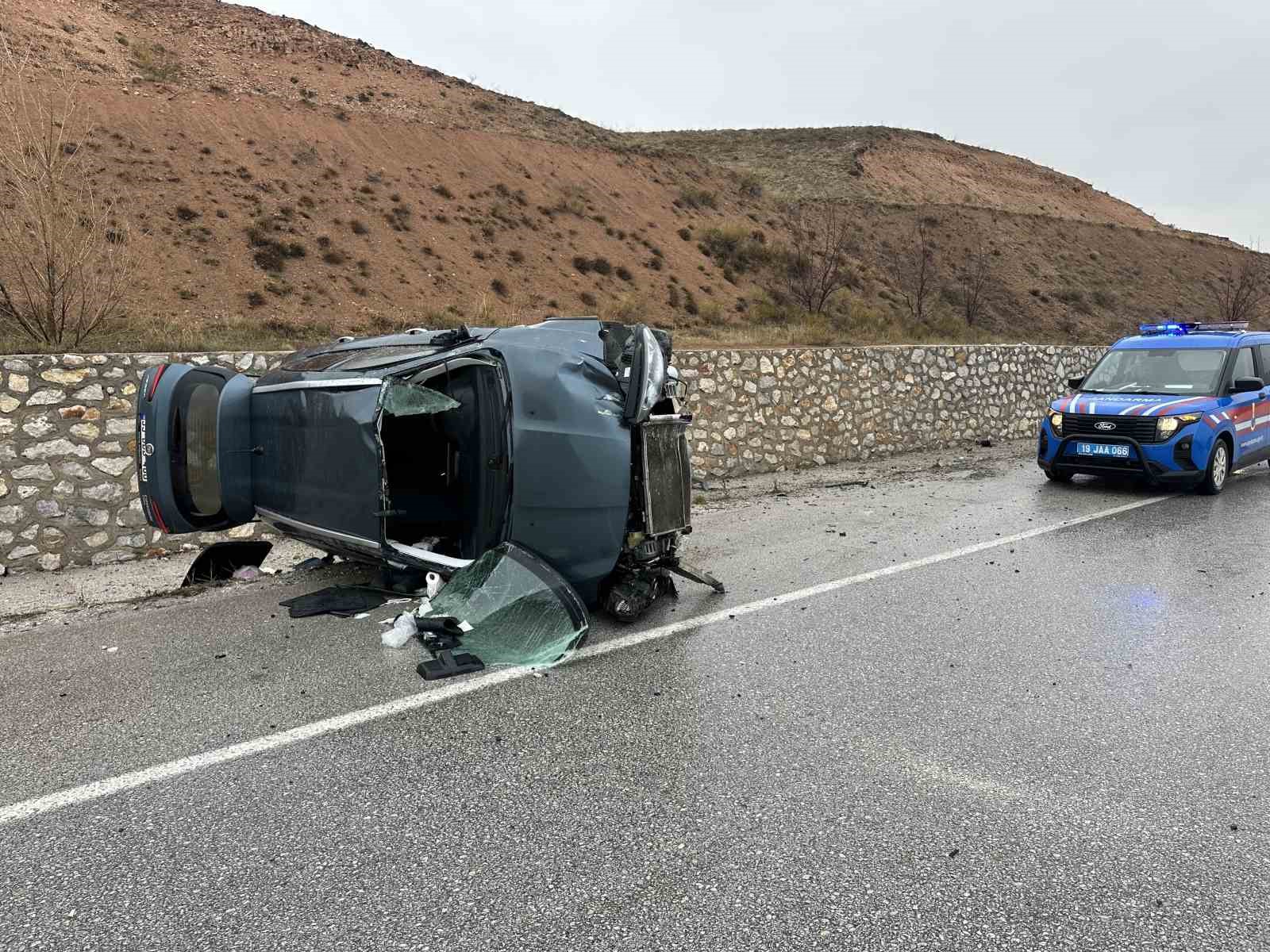 Çorum’da devrilen otomobildeki 5 kişi yaralandı 5 corumda devrilen otomobildeki 5 kisi yaralandi 1 3MfGeMab