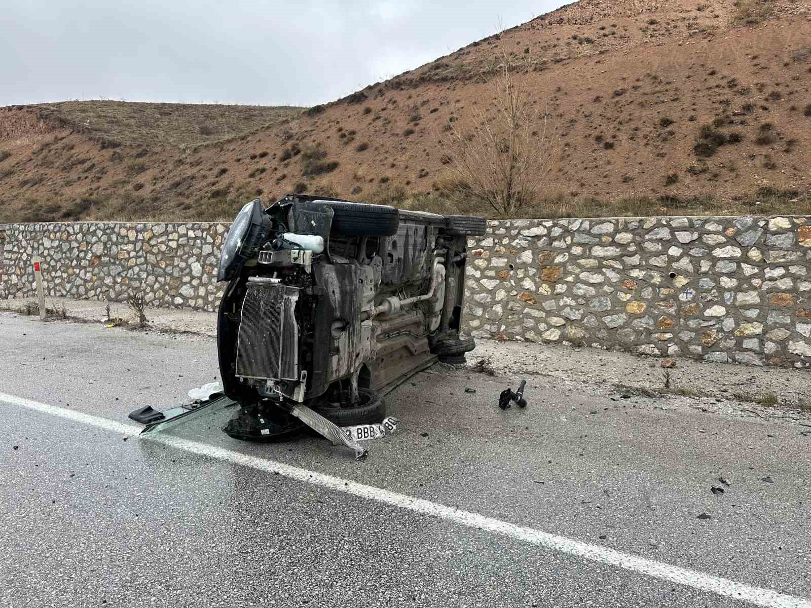 Çorum’da devrilen otomobildeki 5 kişi yaralandı 6 corumda devrilen otomobildeki 5 kisi yaralandi 2 mikFuBaM