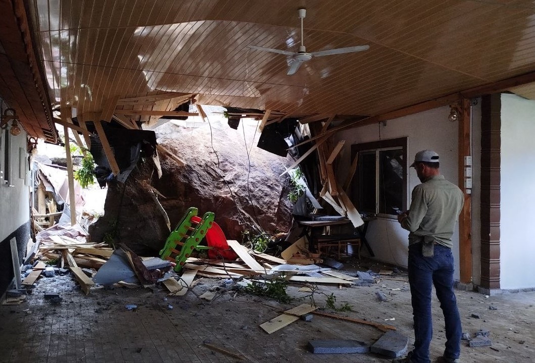 corumda dusen kayalar ev ve is yerinde hasar olusturdu 0 Ybac3ZhU