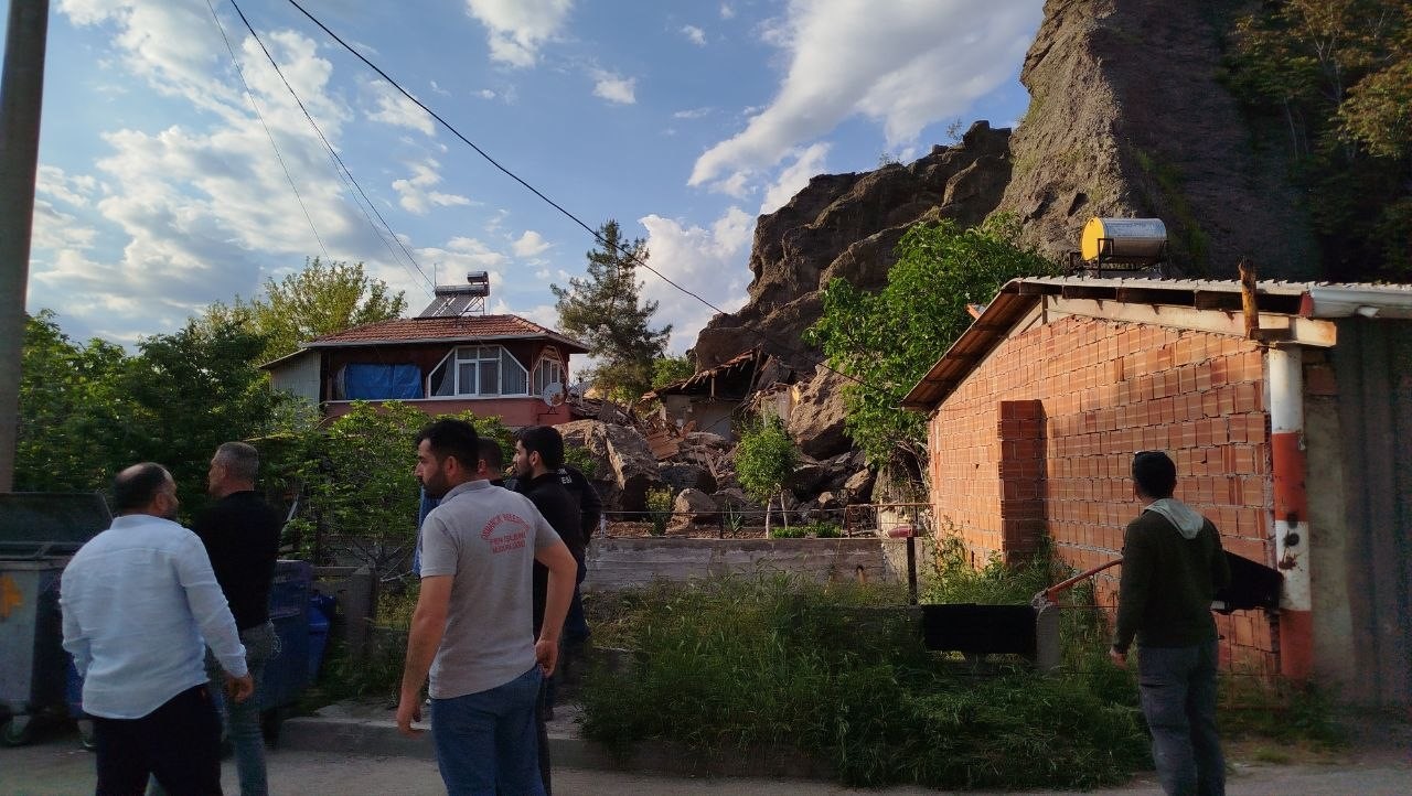 corumda dusen kayalar ev ve is yerinde hasar olusturdu 3 DgHnSCYL