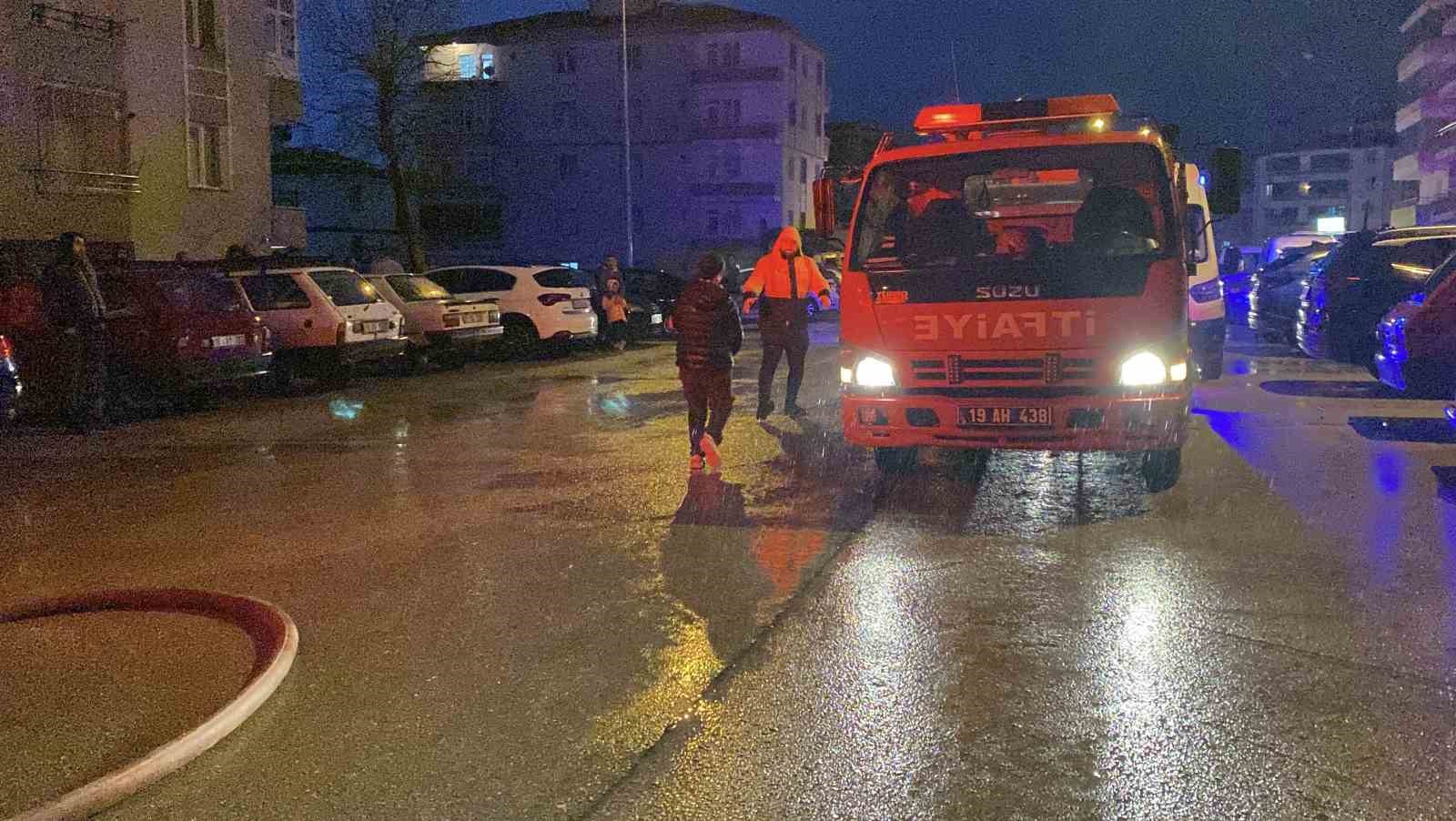 corumda ev yangini mahsur kalan aileyi itfaiye kurtardi 1 EINH9Vrr