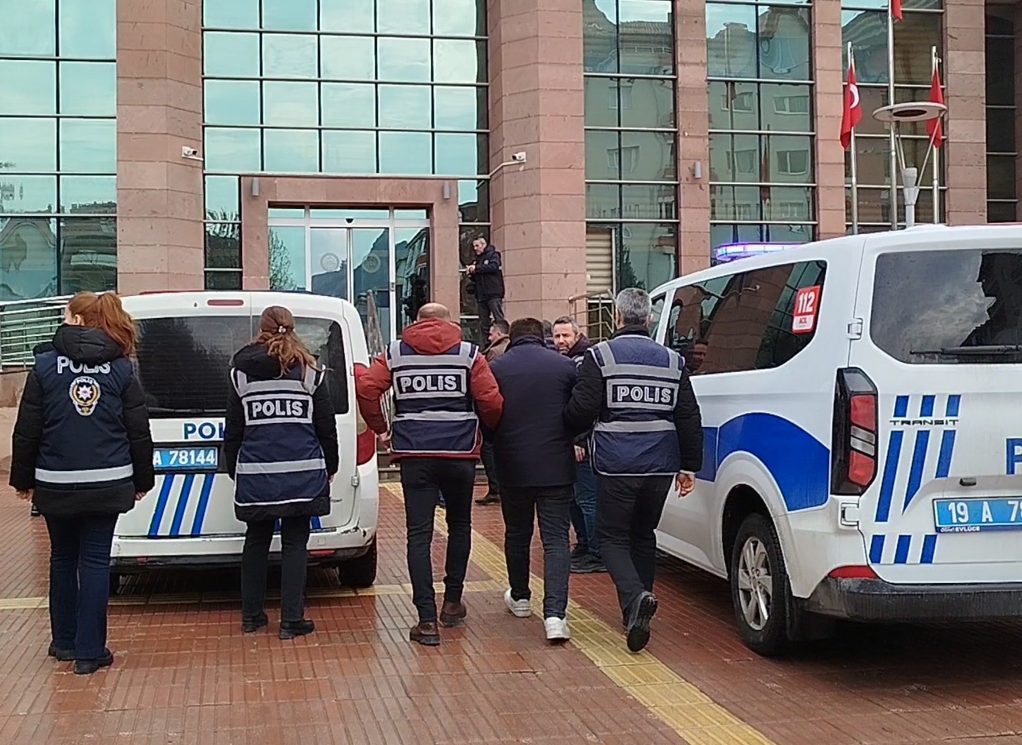 corumda evlerden ziynet esyasi calan 4 hirsizlik suphelisi sucustu yakalandi 1 2NKsMYFp