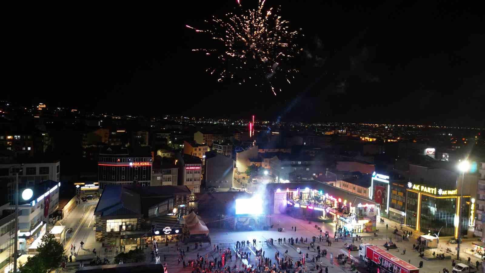 corumda festival coskusu havai fisek gosterisiyle zirveye cikti 5 TbJCYh2A