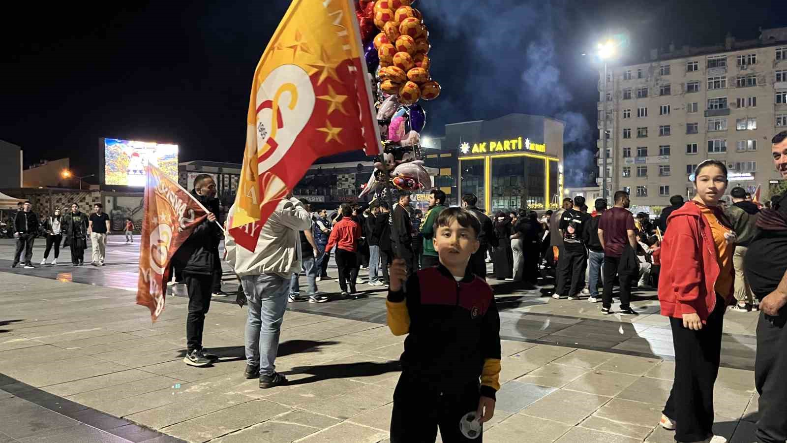 corumda galatasaray taraftarlar sokaklari bayram yerine cevirdi 1 T6HmNGe4