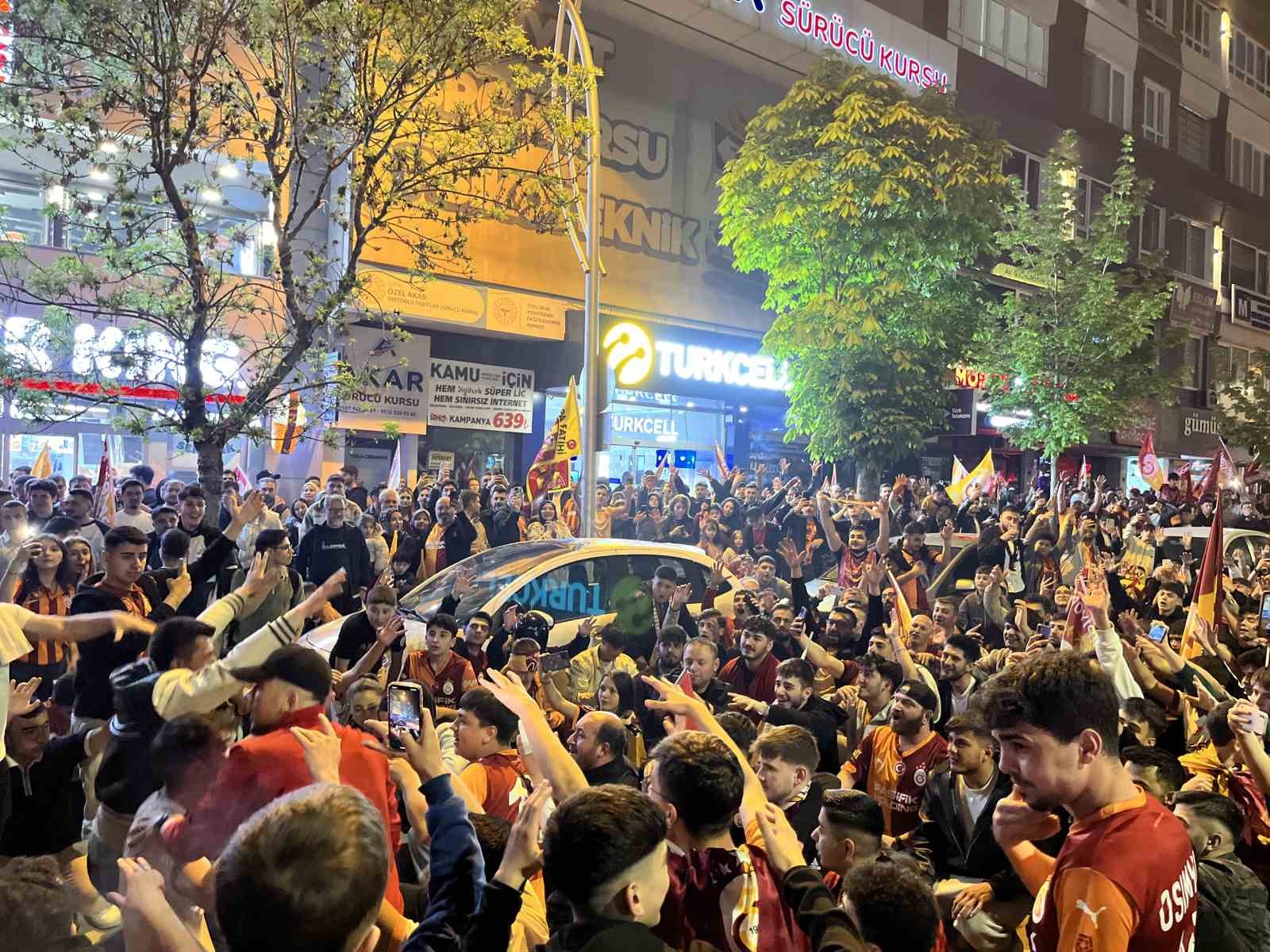 corumda galatasaray taraftarlar sokaklari bayram yerine cevirdi 2 aEABaLZb