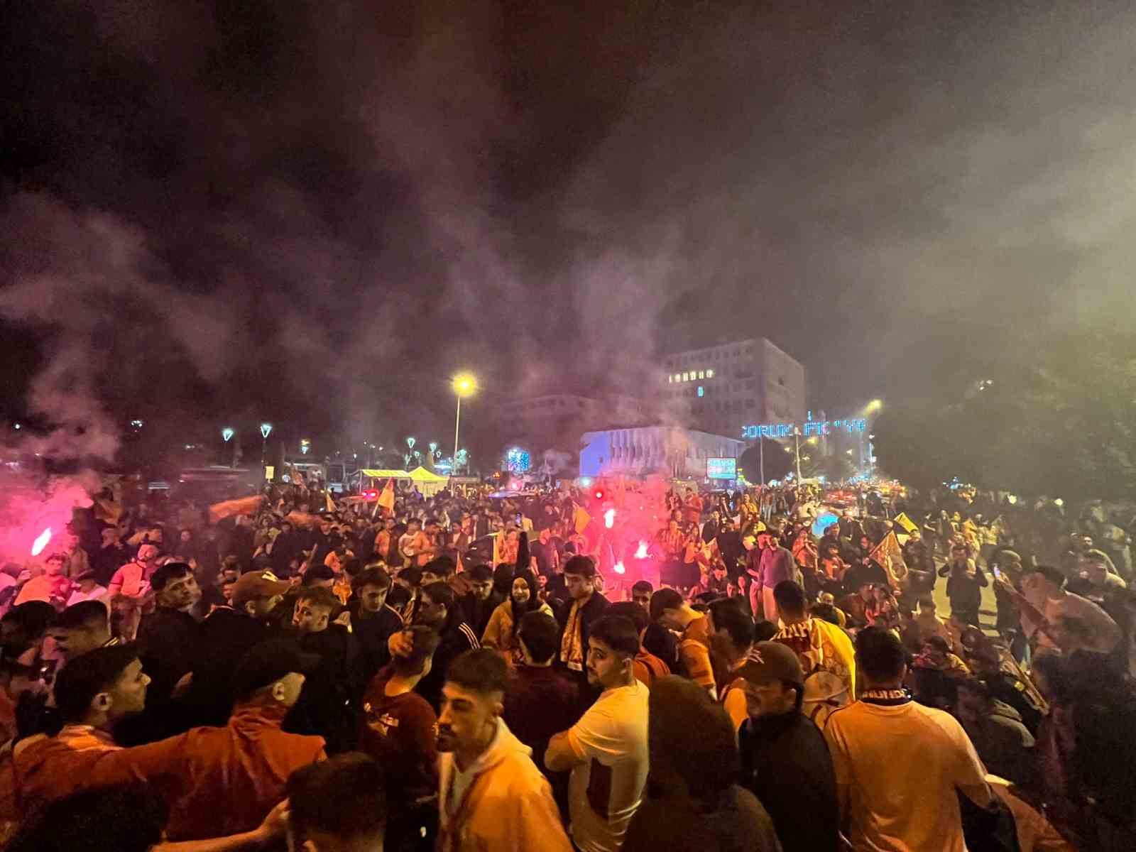 corumda galatasaray taraftarlar sokaklari bayram yerine cevirdi 3 3e63VnP3