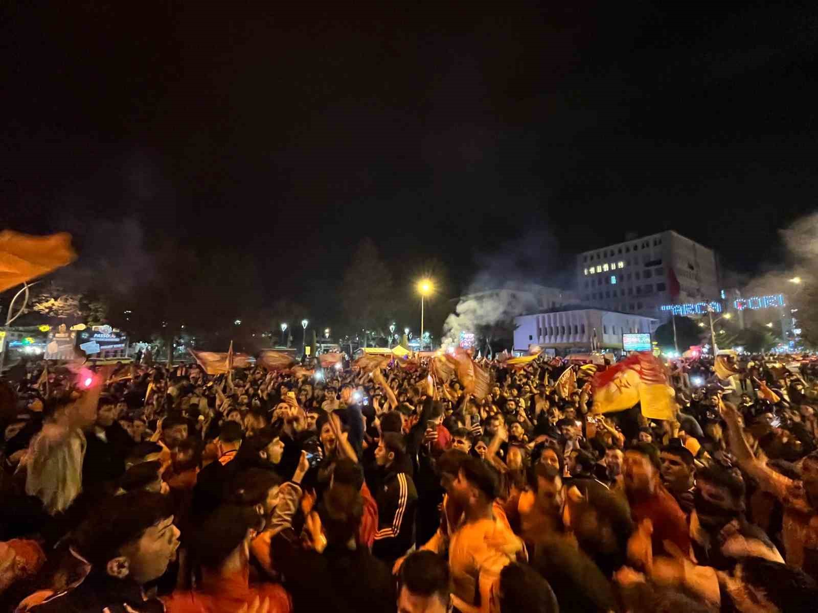 corumda galatasaray taraftarlar sokaklari bayram yerine cevirdi 4 Kp4pep3N