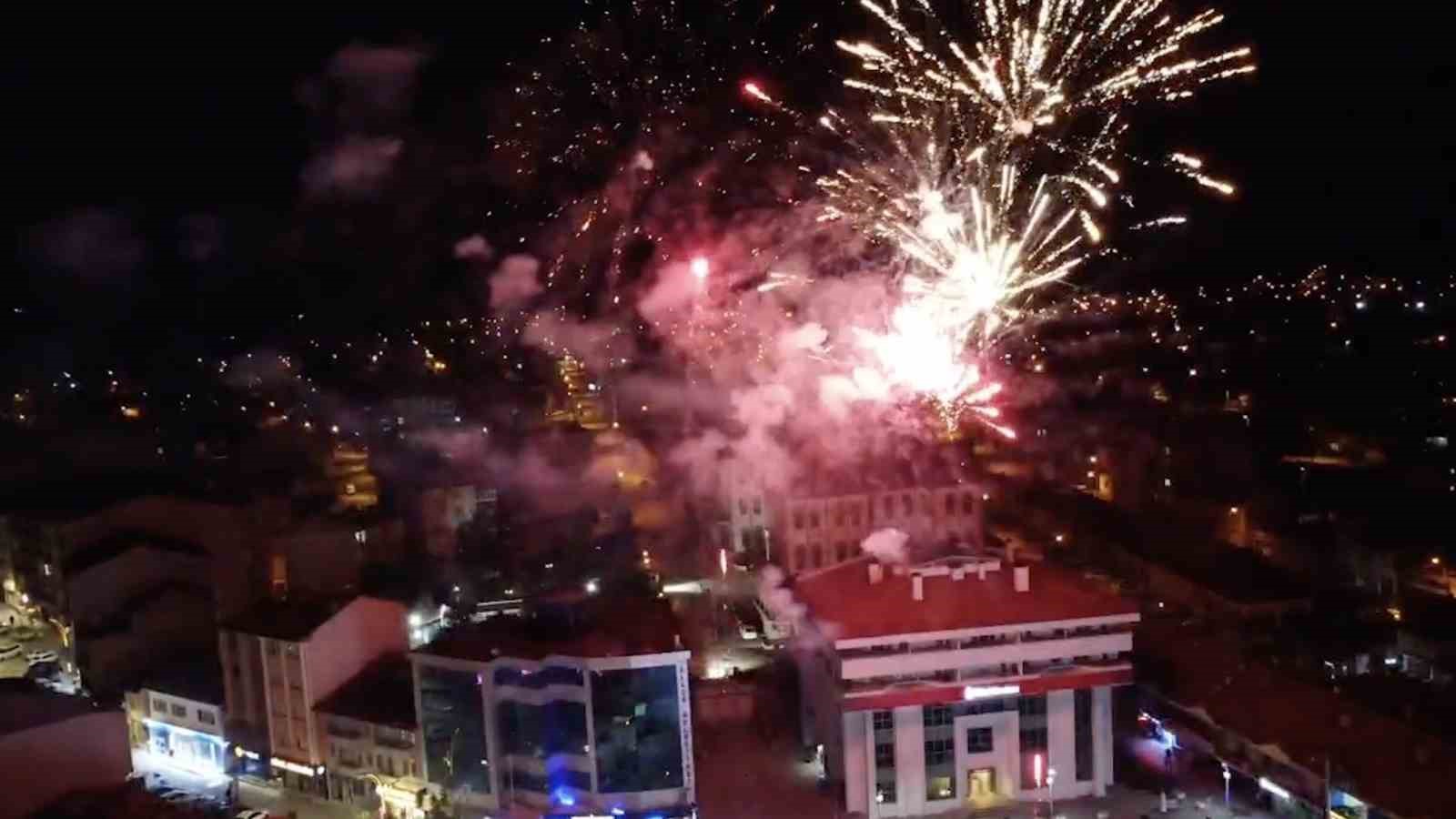 corumda galatasaray taraftarlar sokaklari bayram yerine cevirdi 5 JUkLDz5s